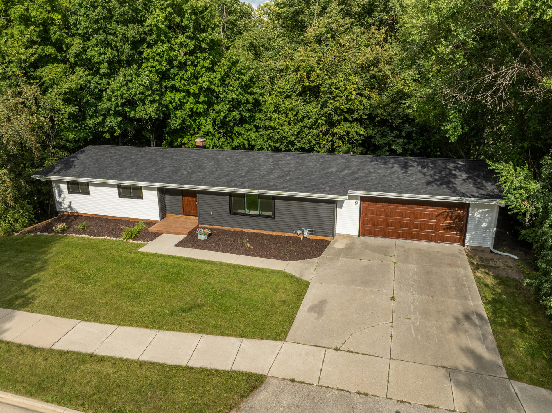 2421 Skyline Dr Property Photo 1