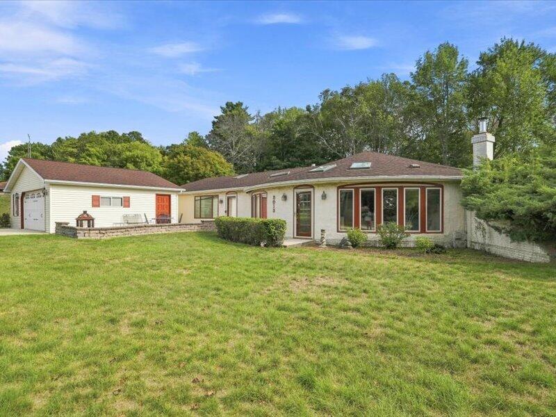 3013 37 St Property Photo 1