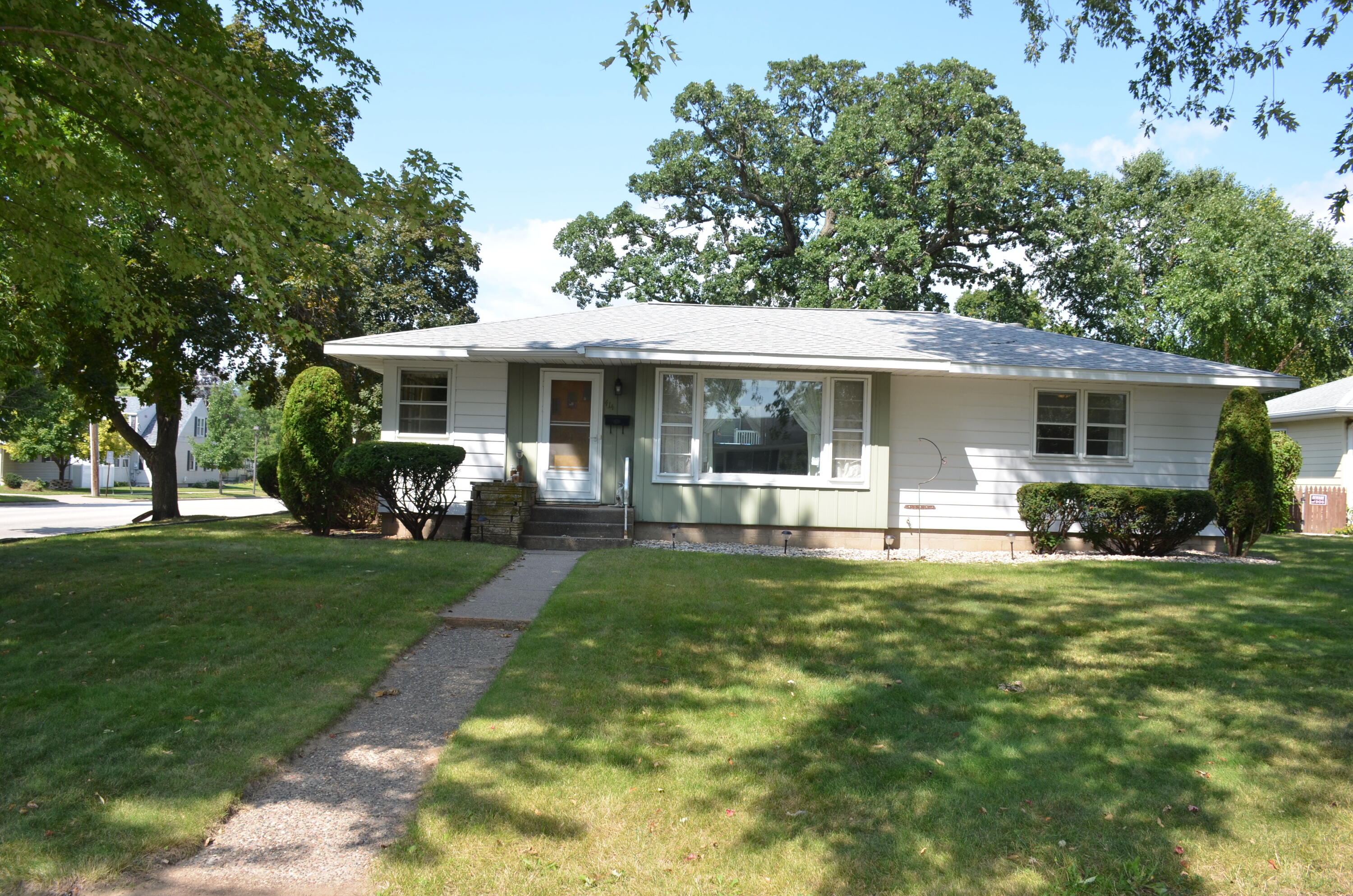 414 S 8th St - Property Photo 1