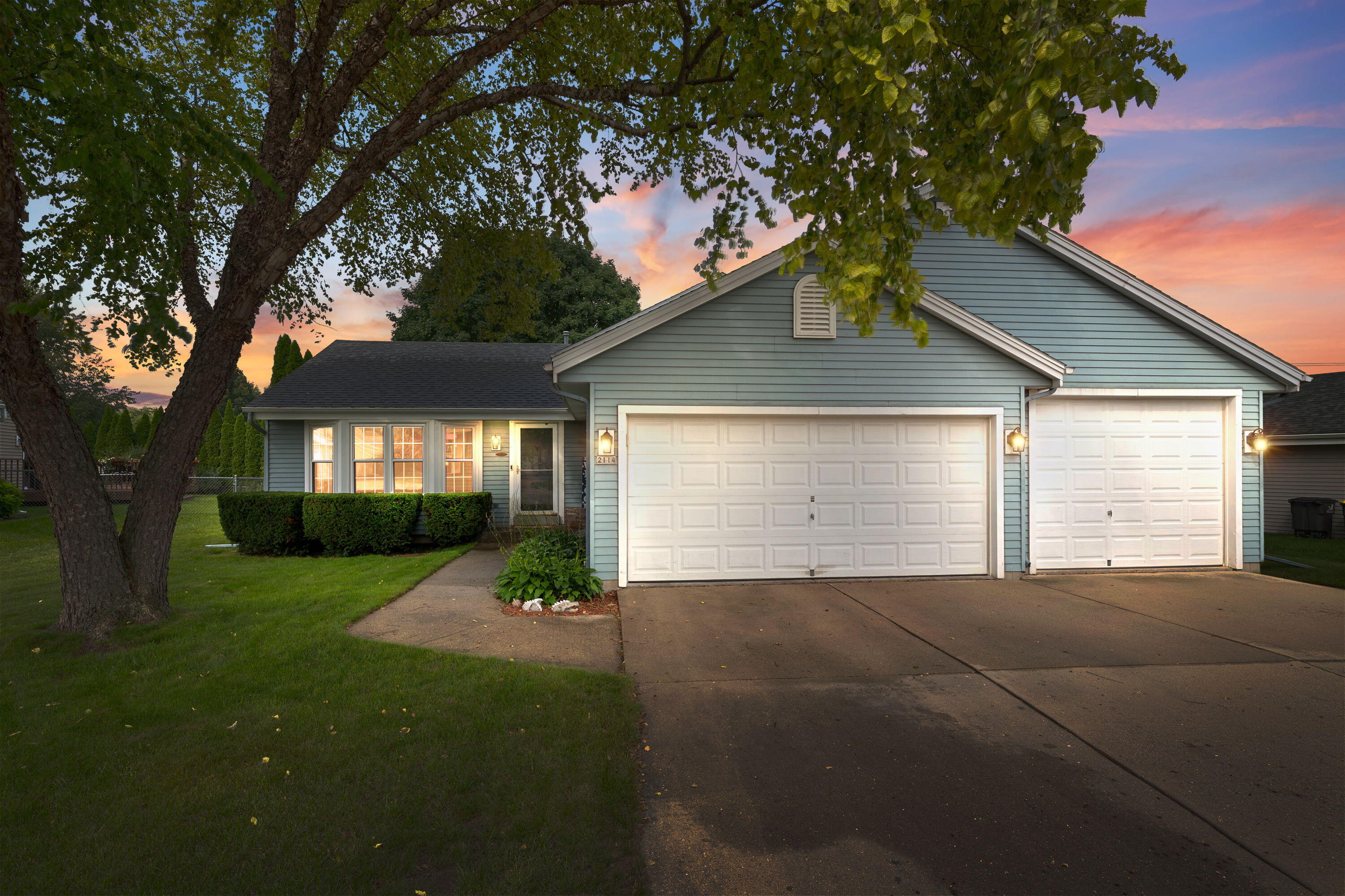 2114 Somerset Ct Property Photo 1