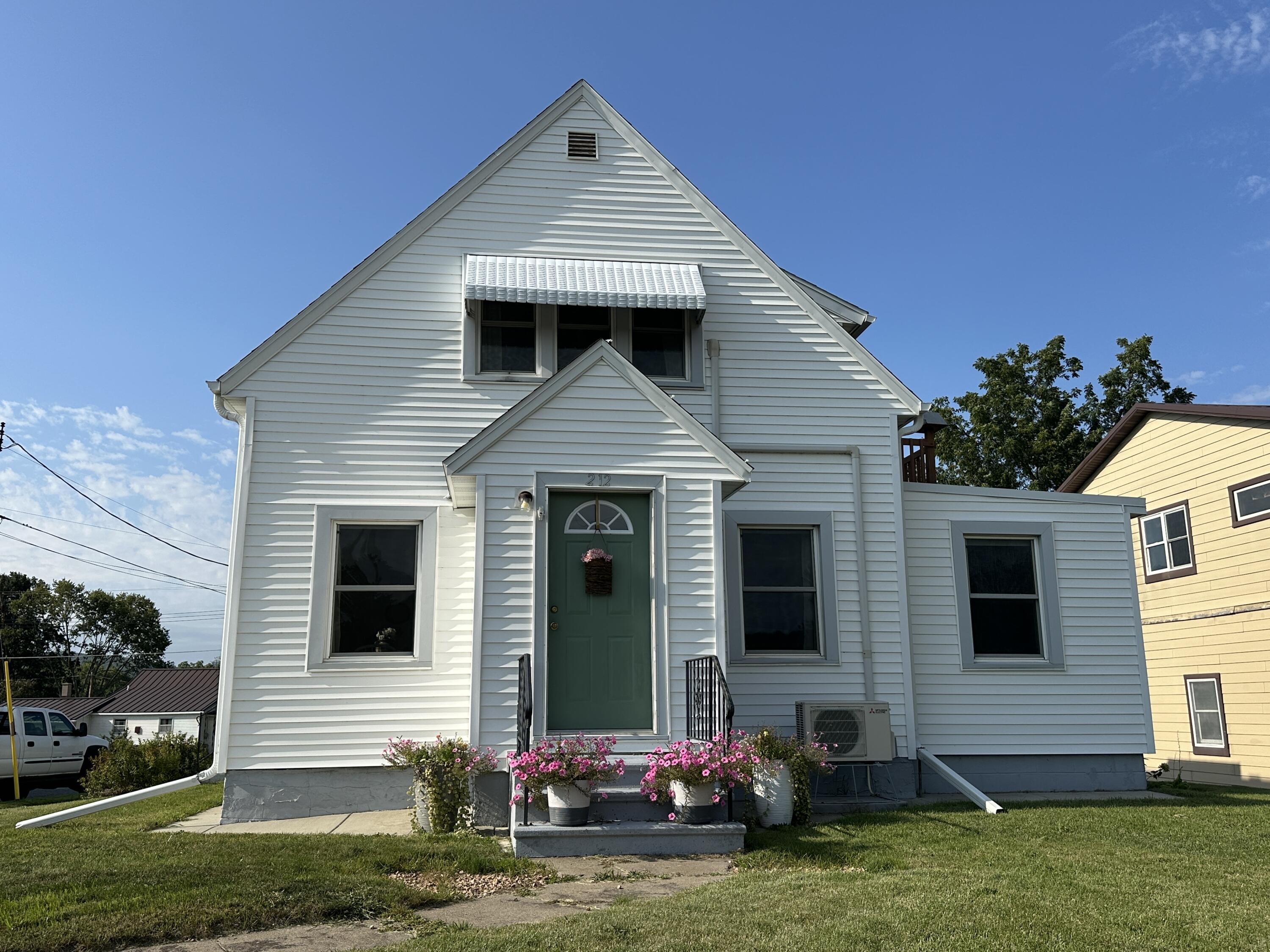 212 Main St Property Photo 1