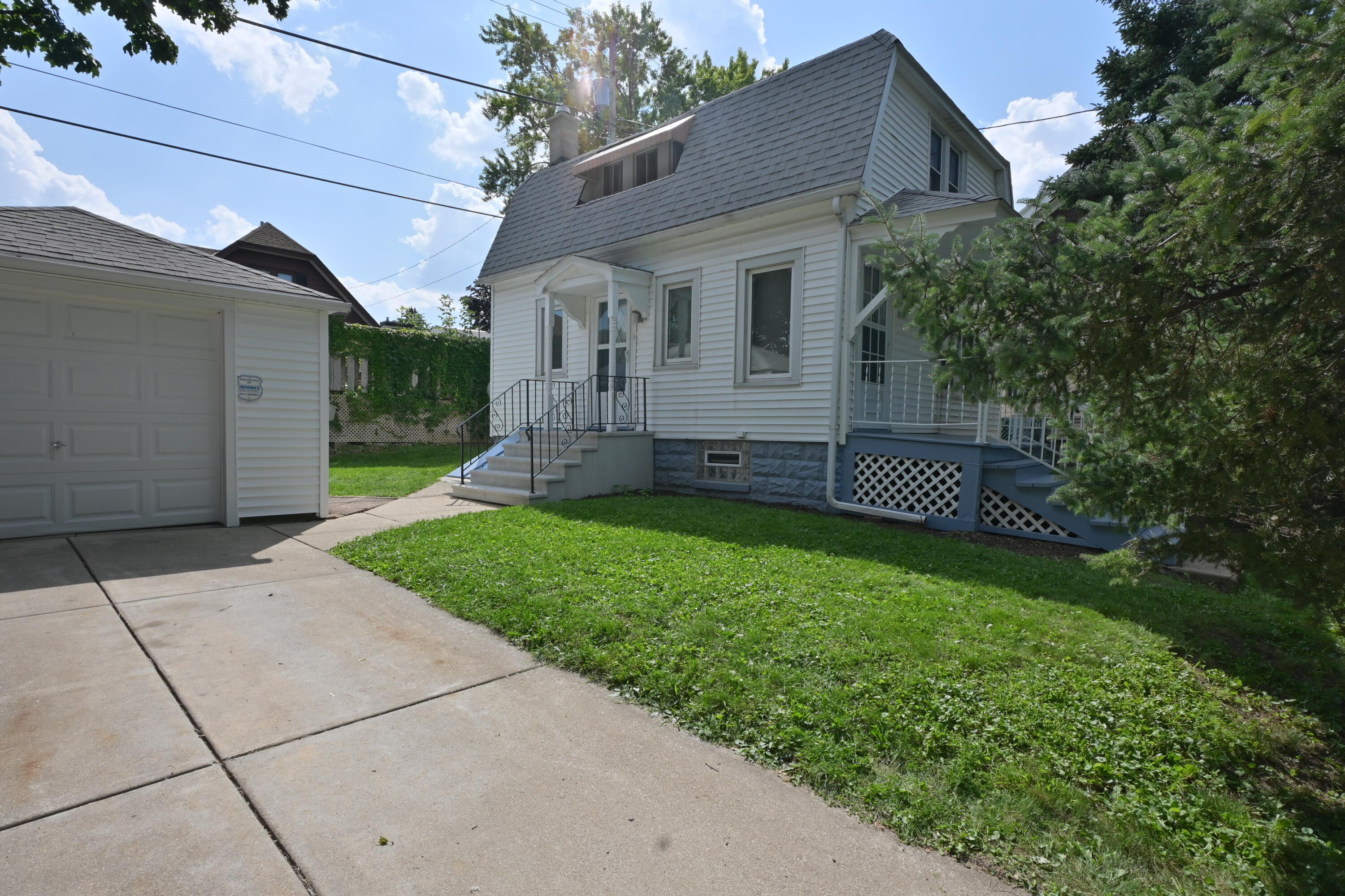 5411 W Wells St Property Photo 1