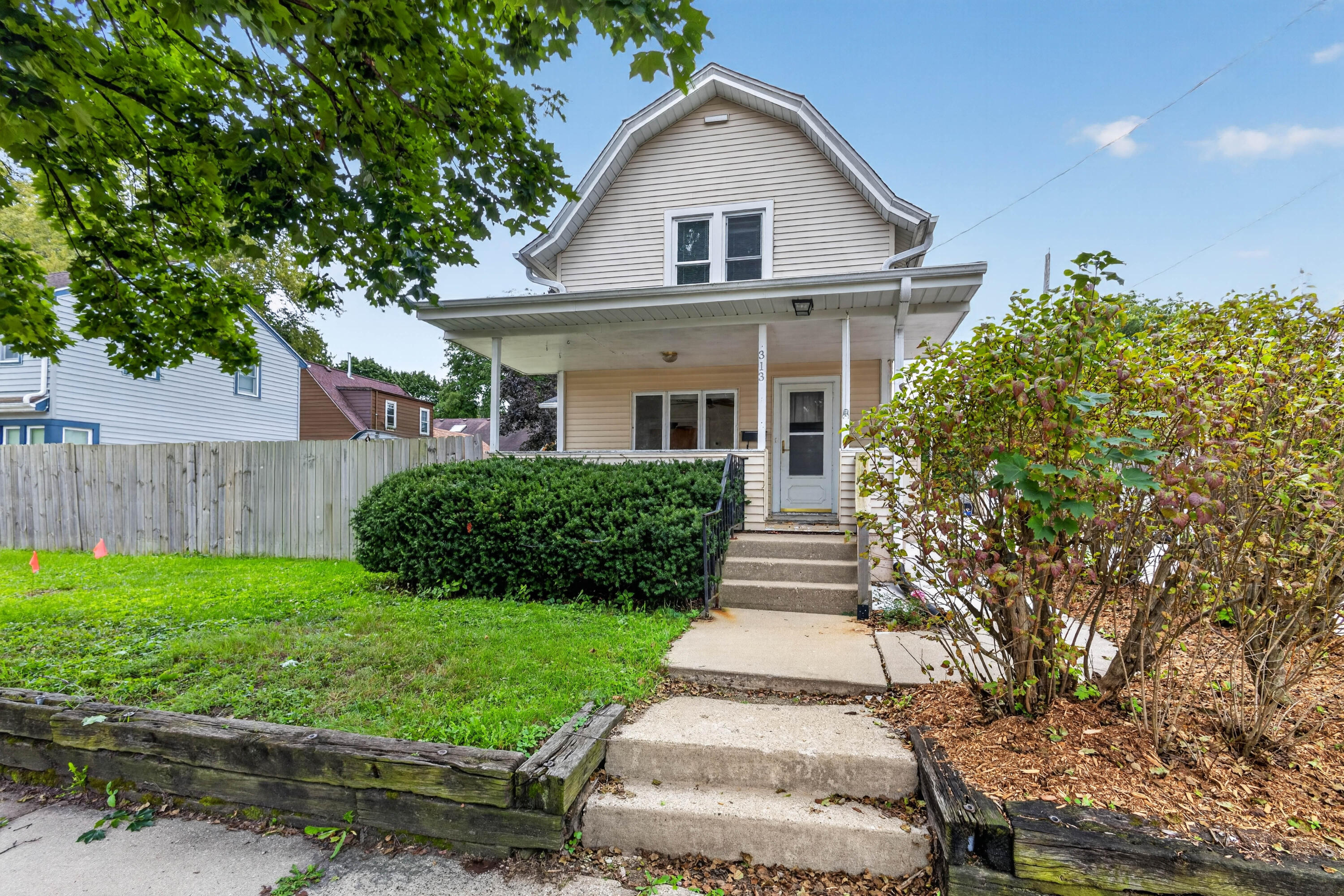 313 E Laflin Ave Property Photo 1