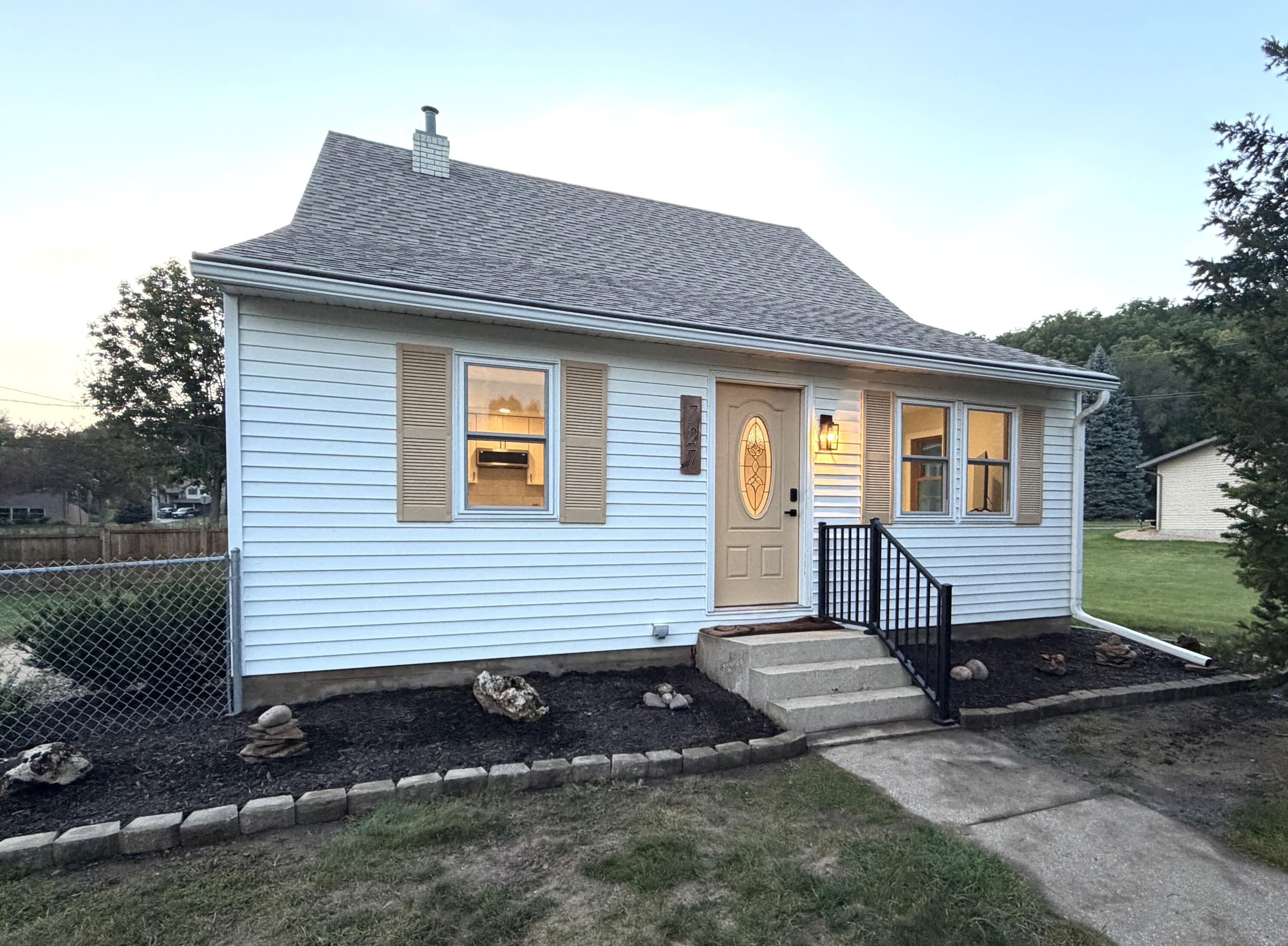 727 7th St Property Photo 1