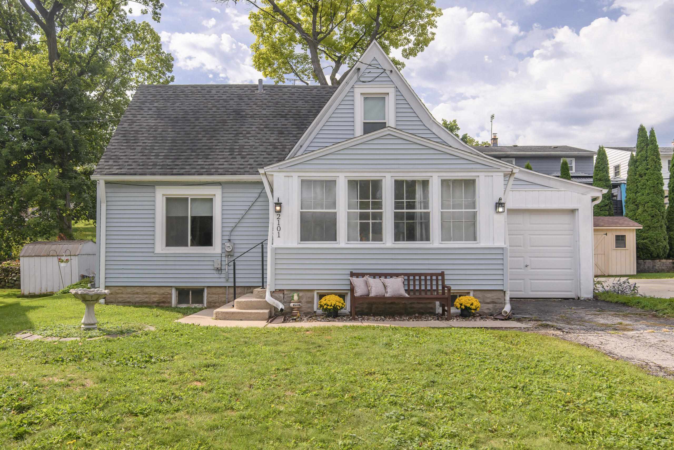 2101 Oaklawn Ave Property Photo 1