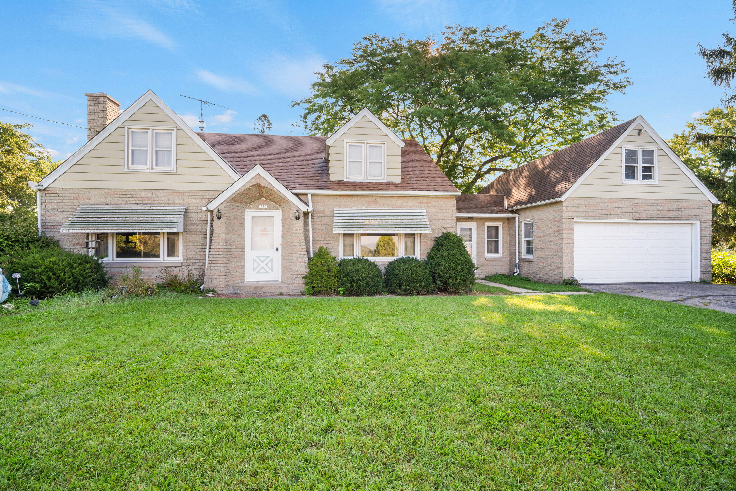 6882 CTY HWY W -