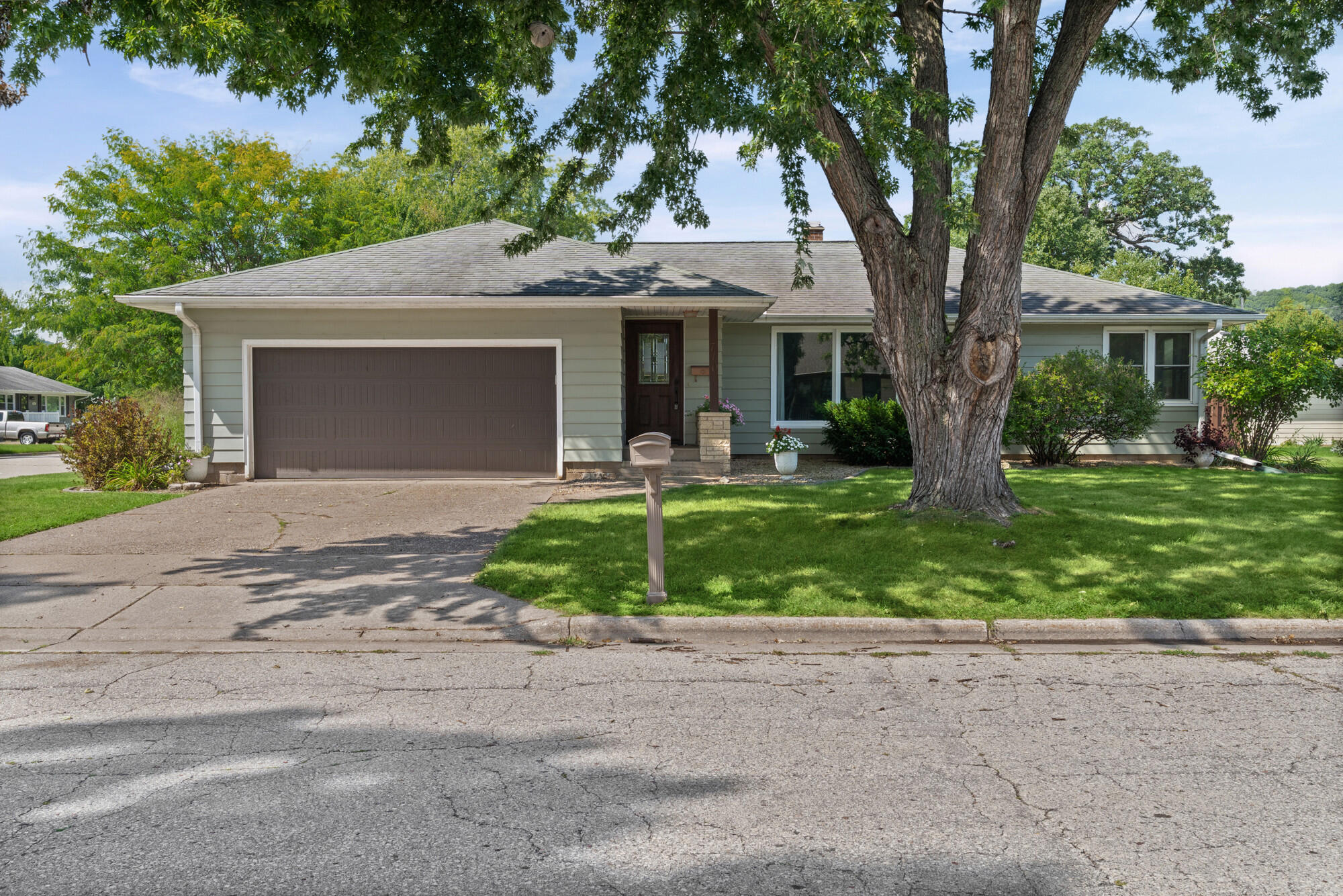 710 Oak Ter Property Photo 1