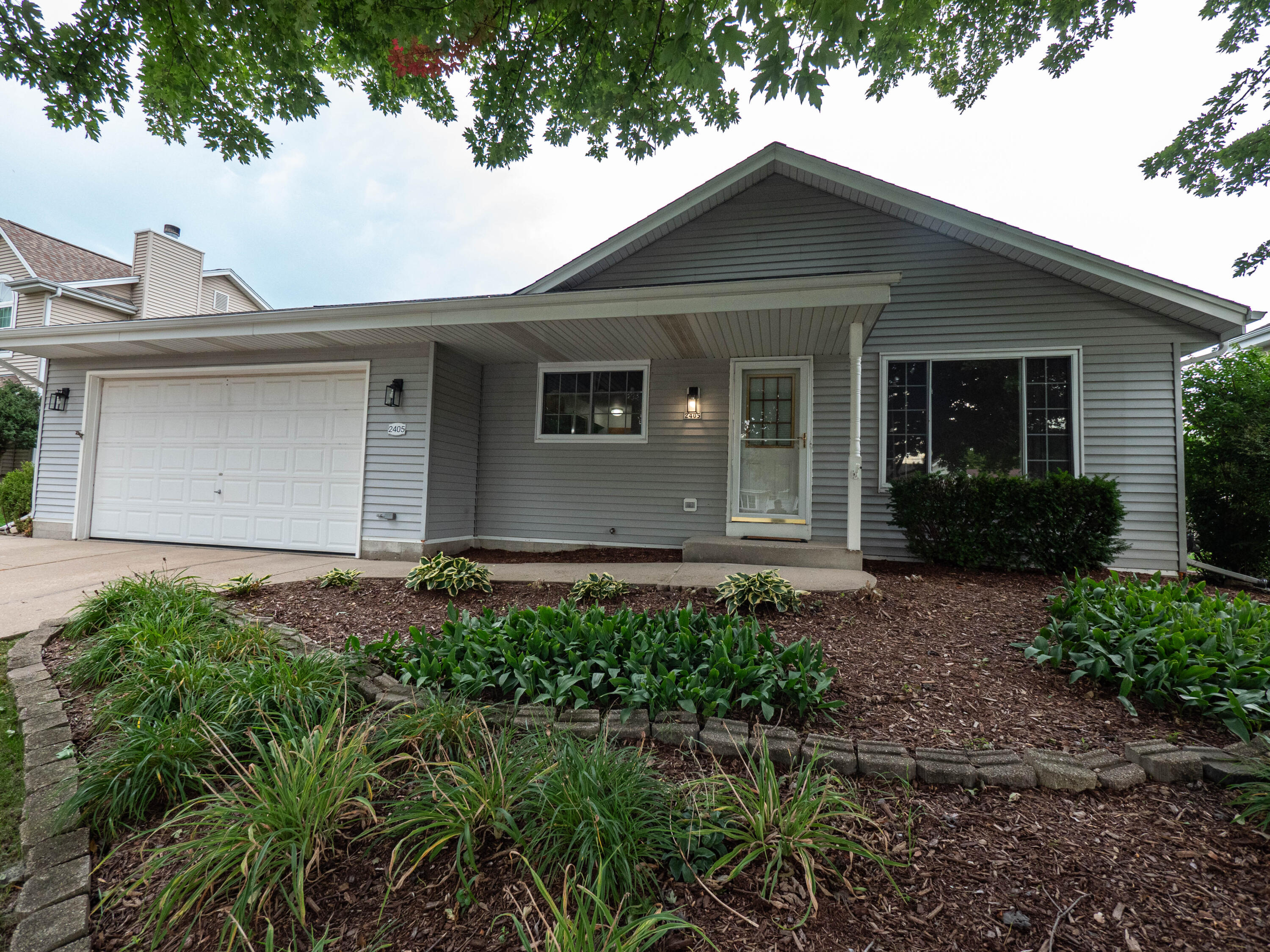 2405 N University Dr Property Photo 1