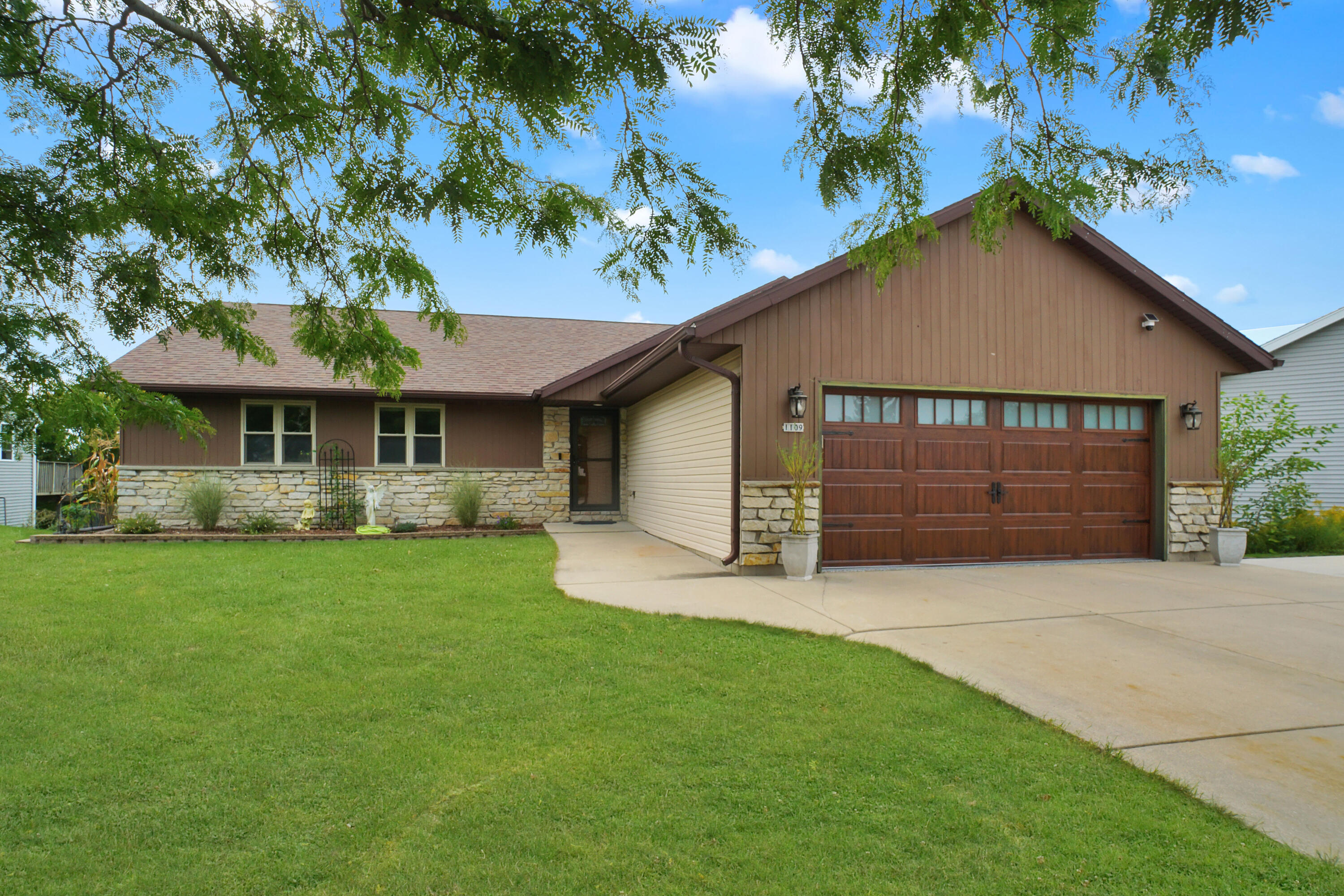 1109 Spruce St Property Photo 1