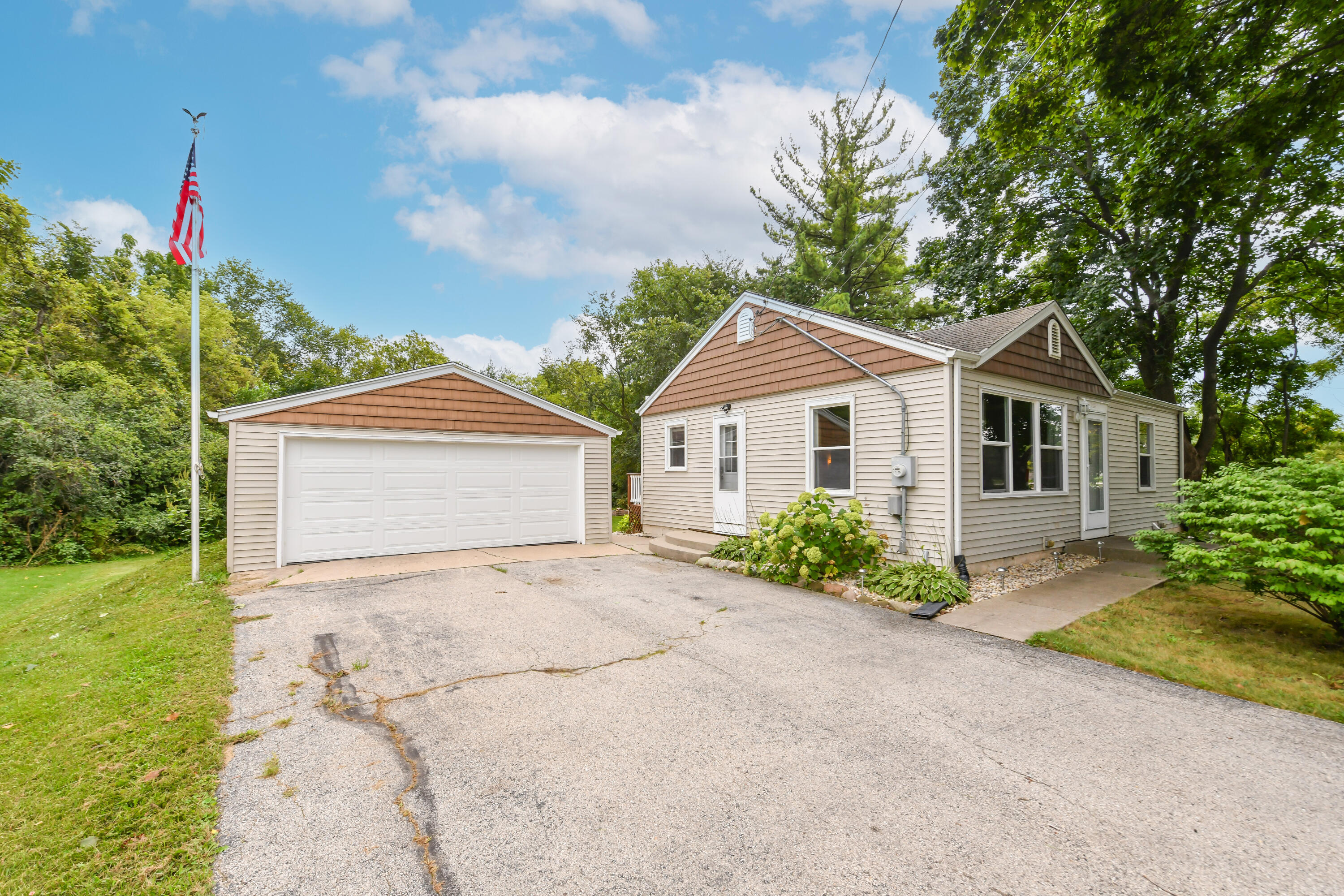 8725 Racine Ave Property Photo 1