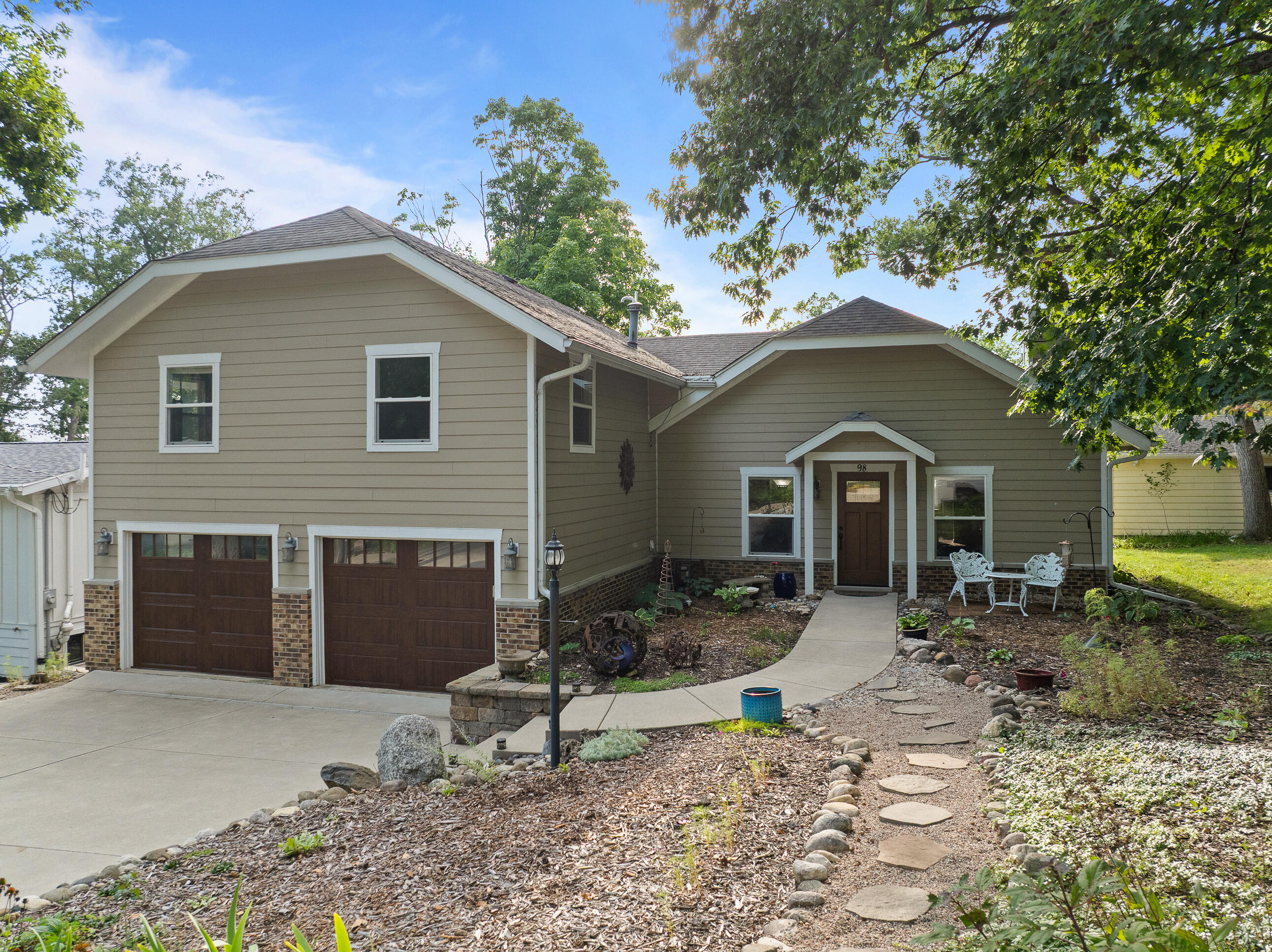 98 Lincoln Parkway - Property Photo 1
