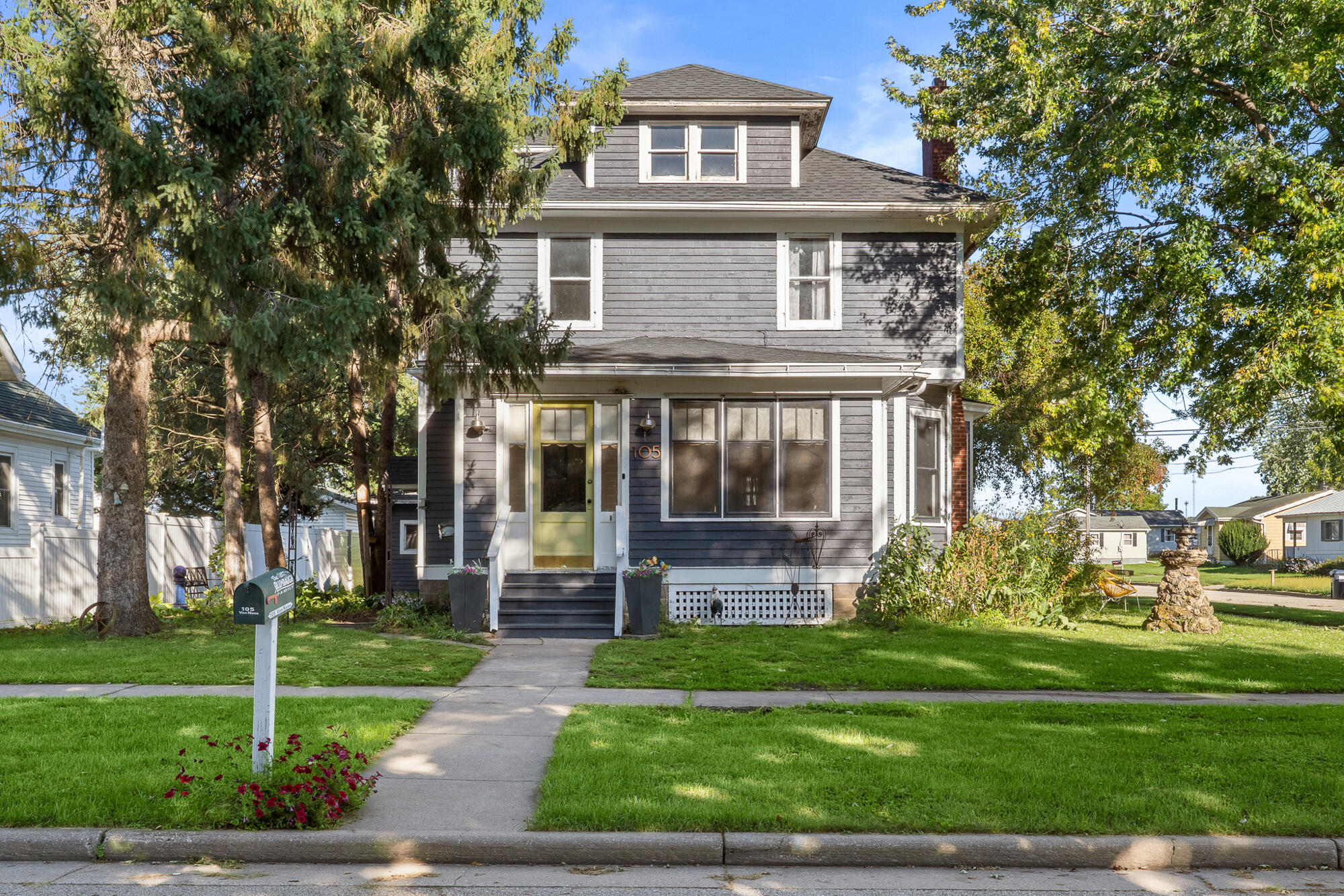 105 Van Ness St Property Photo 1