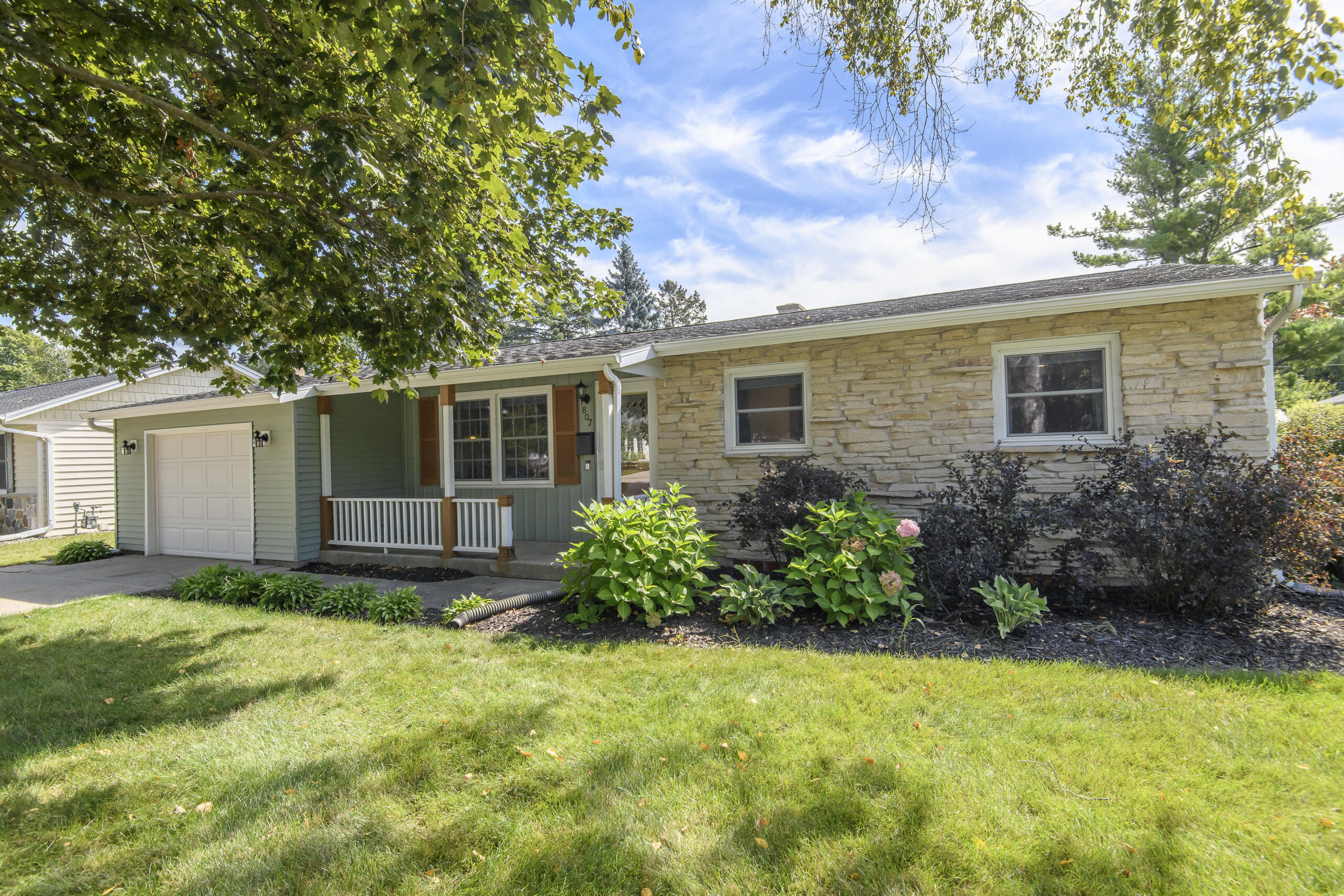 807 Meadowbrook Dr Property Photo 1