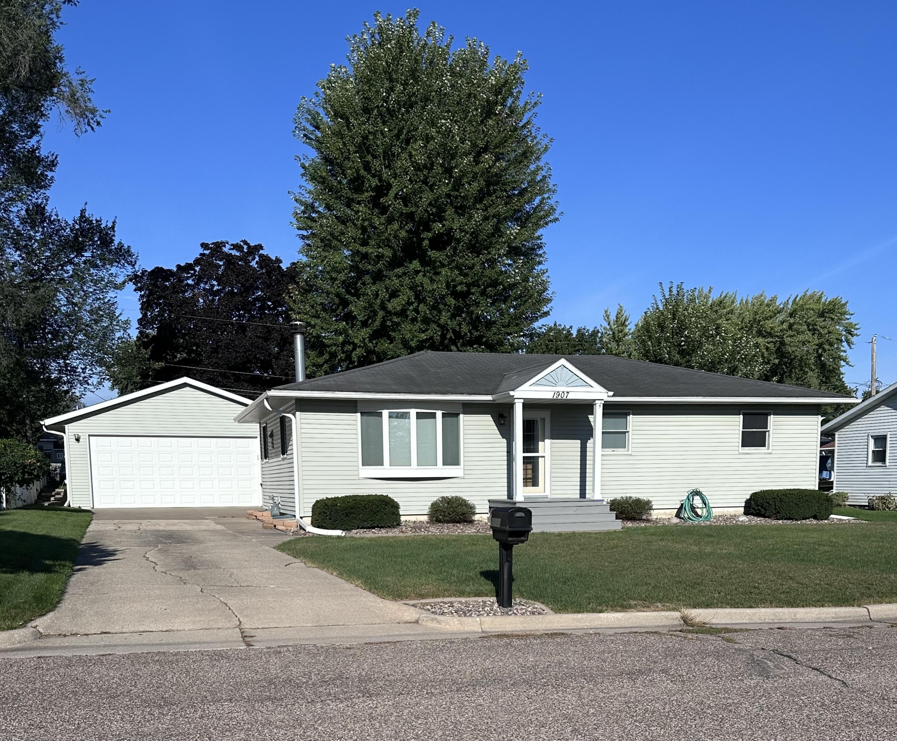 1907 La Crescent Ct Property Photo 1