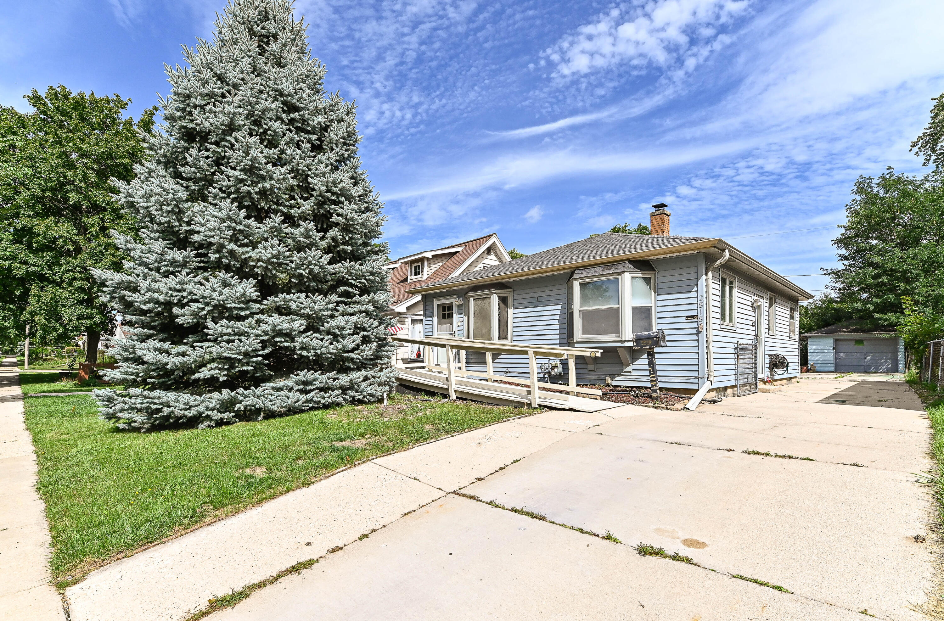 2818 S 71st St Property Photo 1