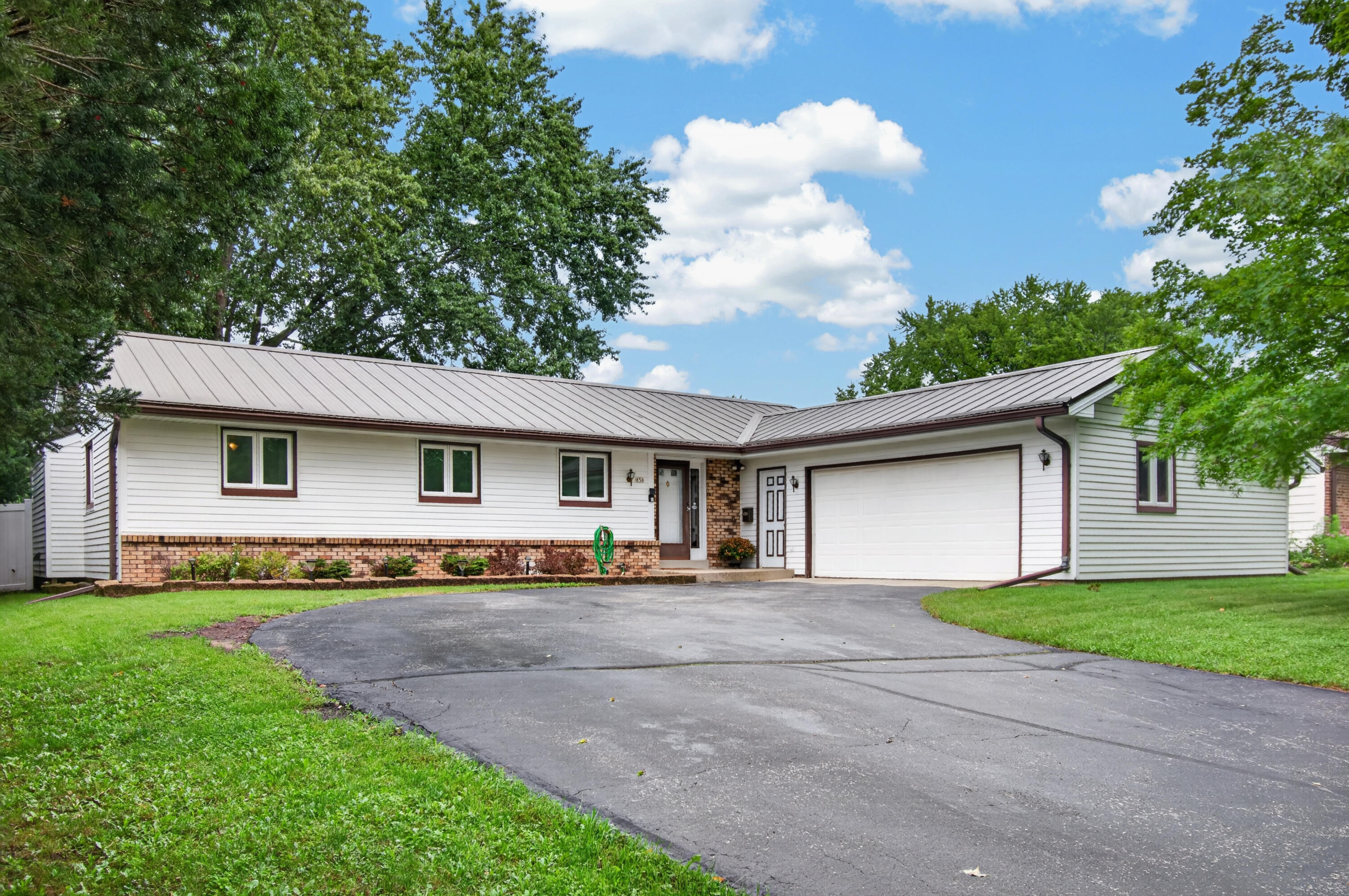 650 Meadow Ln Property Photo 1