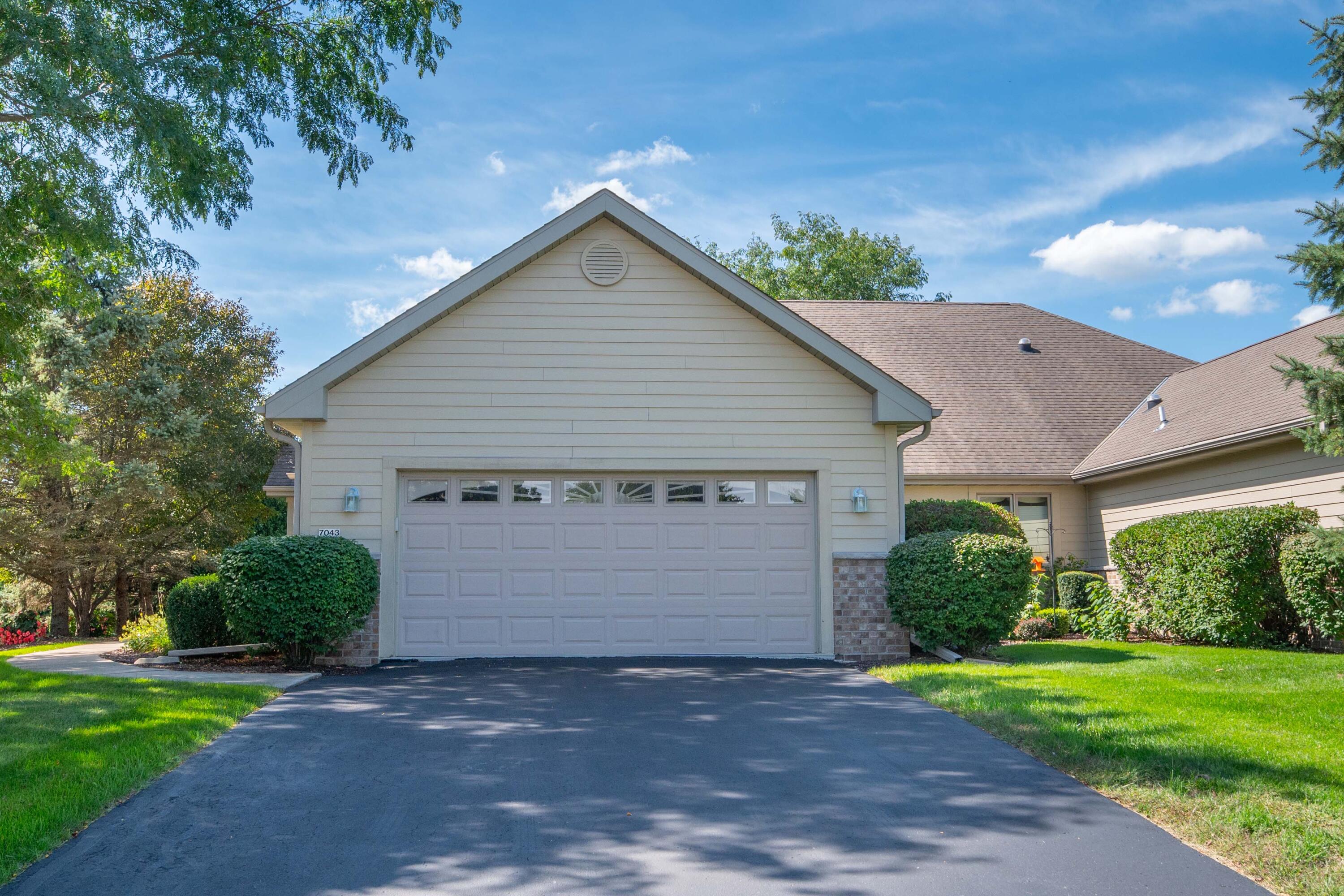 7043 S Lannonstone Ct Property Photo 1