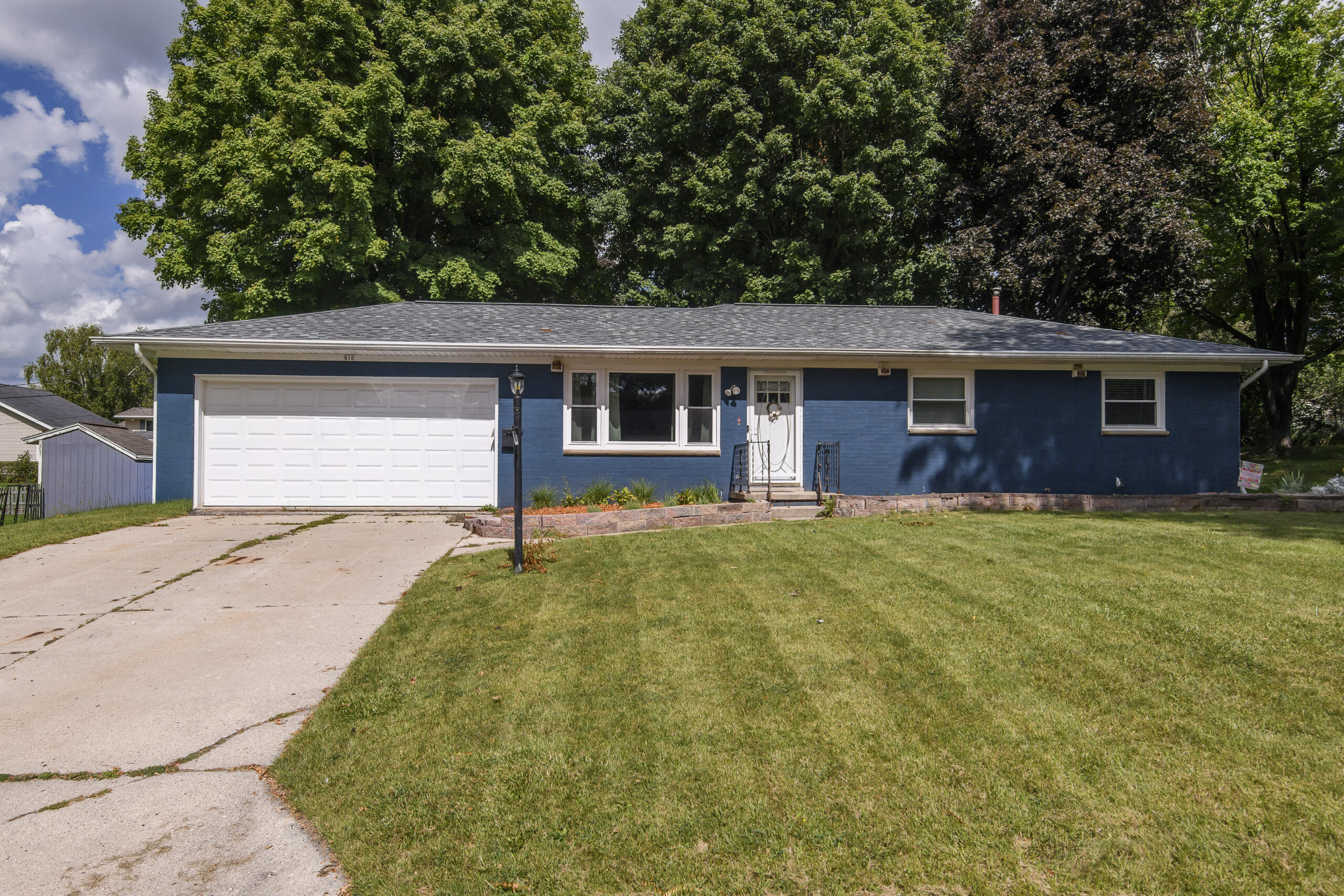 910 Mayer Ln Property Photo 1