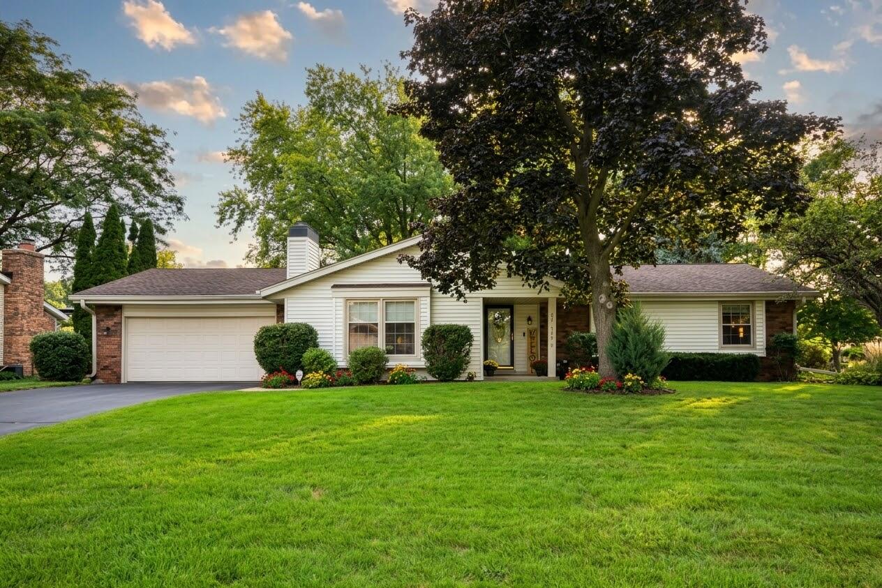 W220n2767 Maplewood Ln Property Photo 1