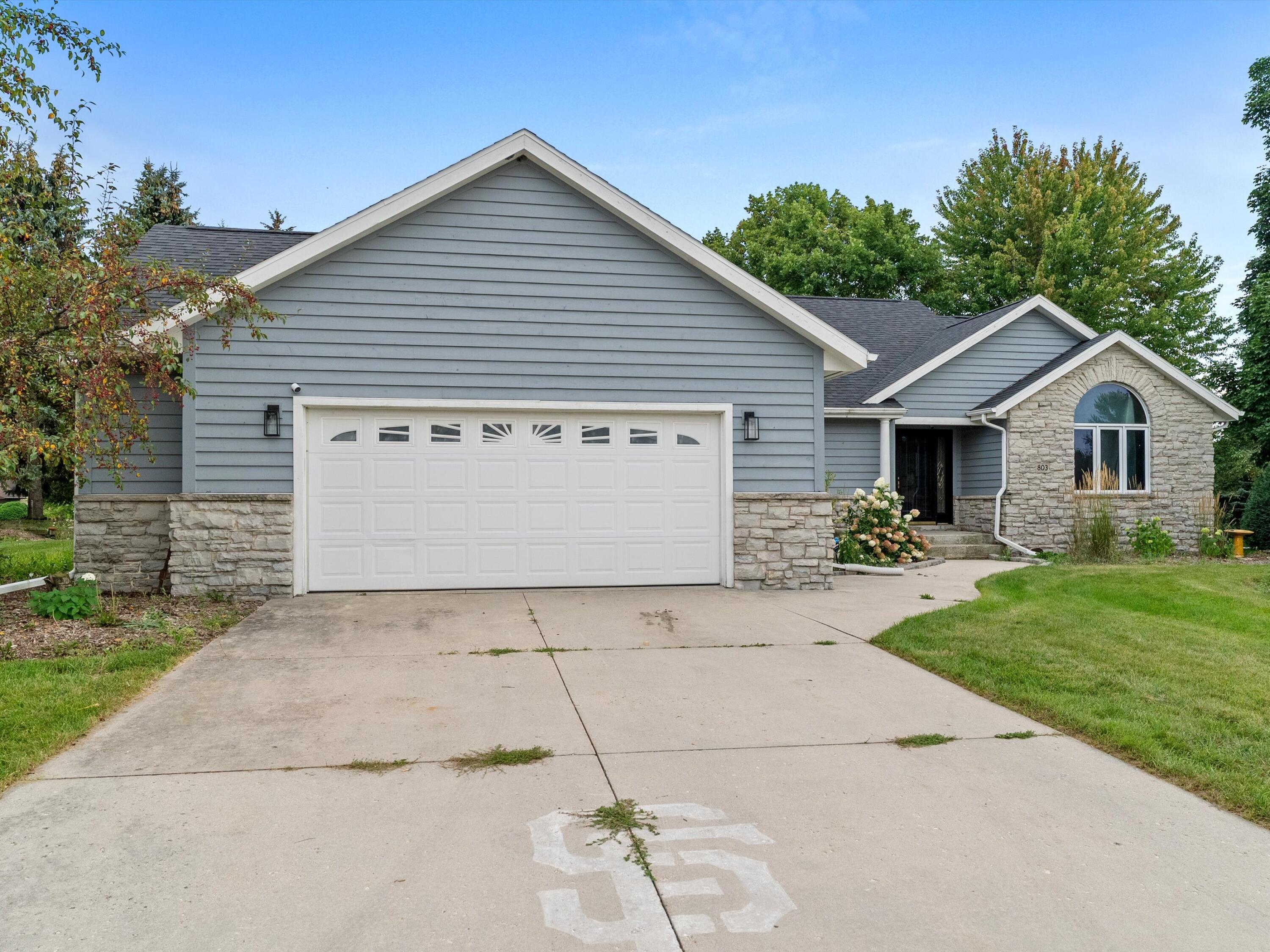 803 Woodview Ave Property Photo 1