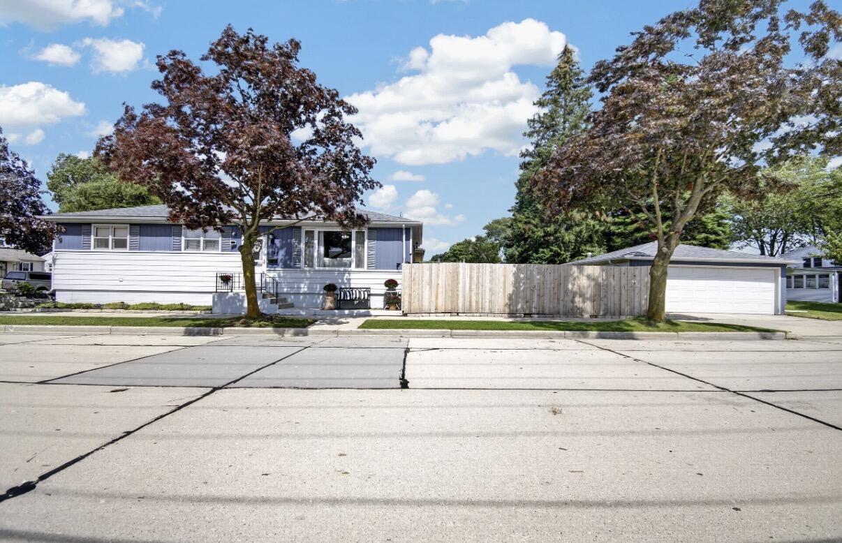 744 Shoreland Dr Property Photo 1
