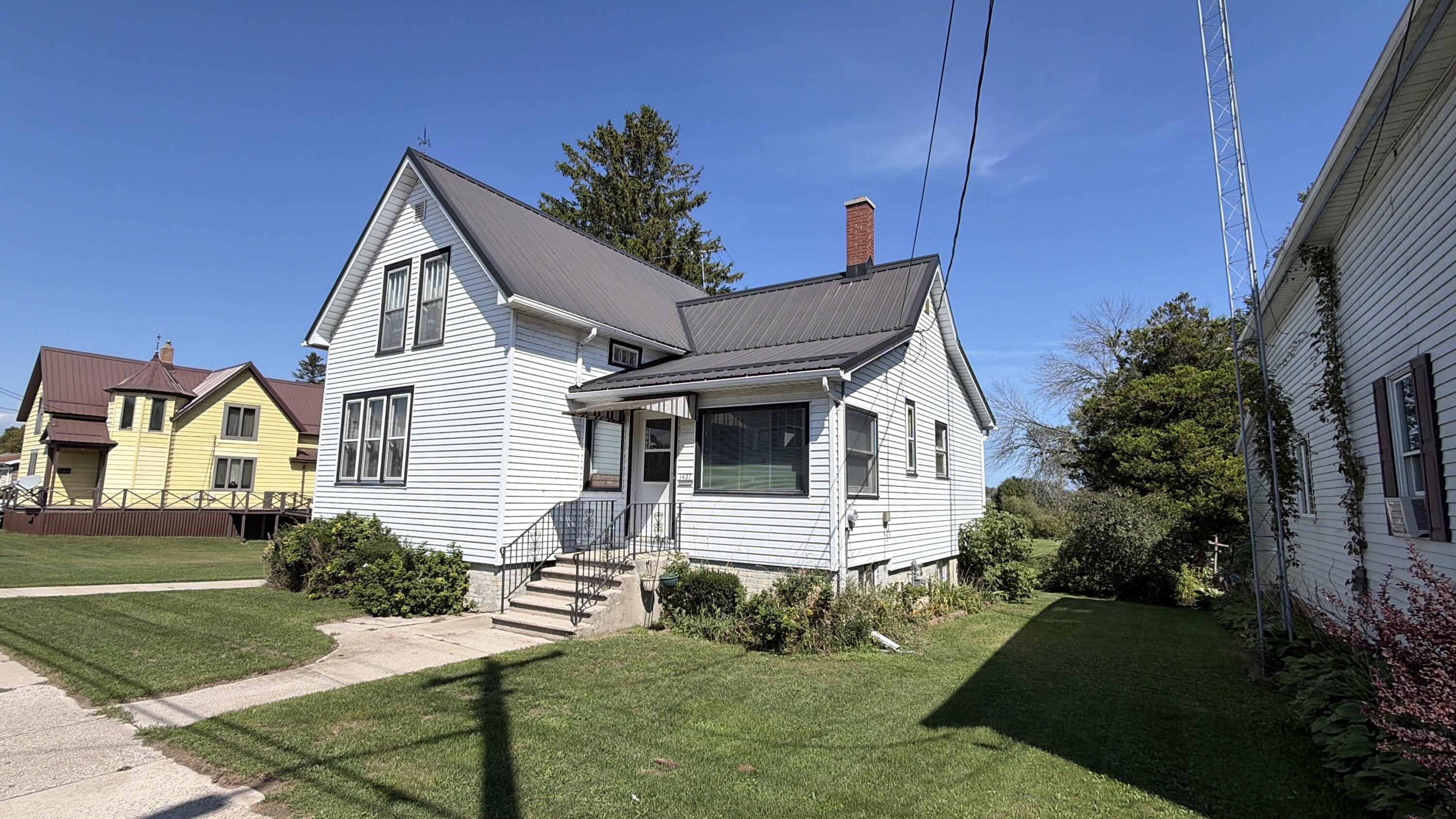 1437 Hawthorne Ave Property Photo 1