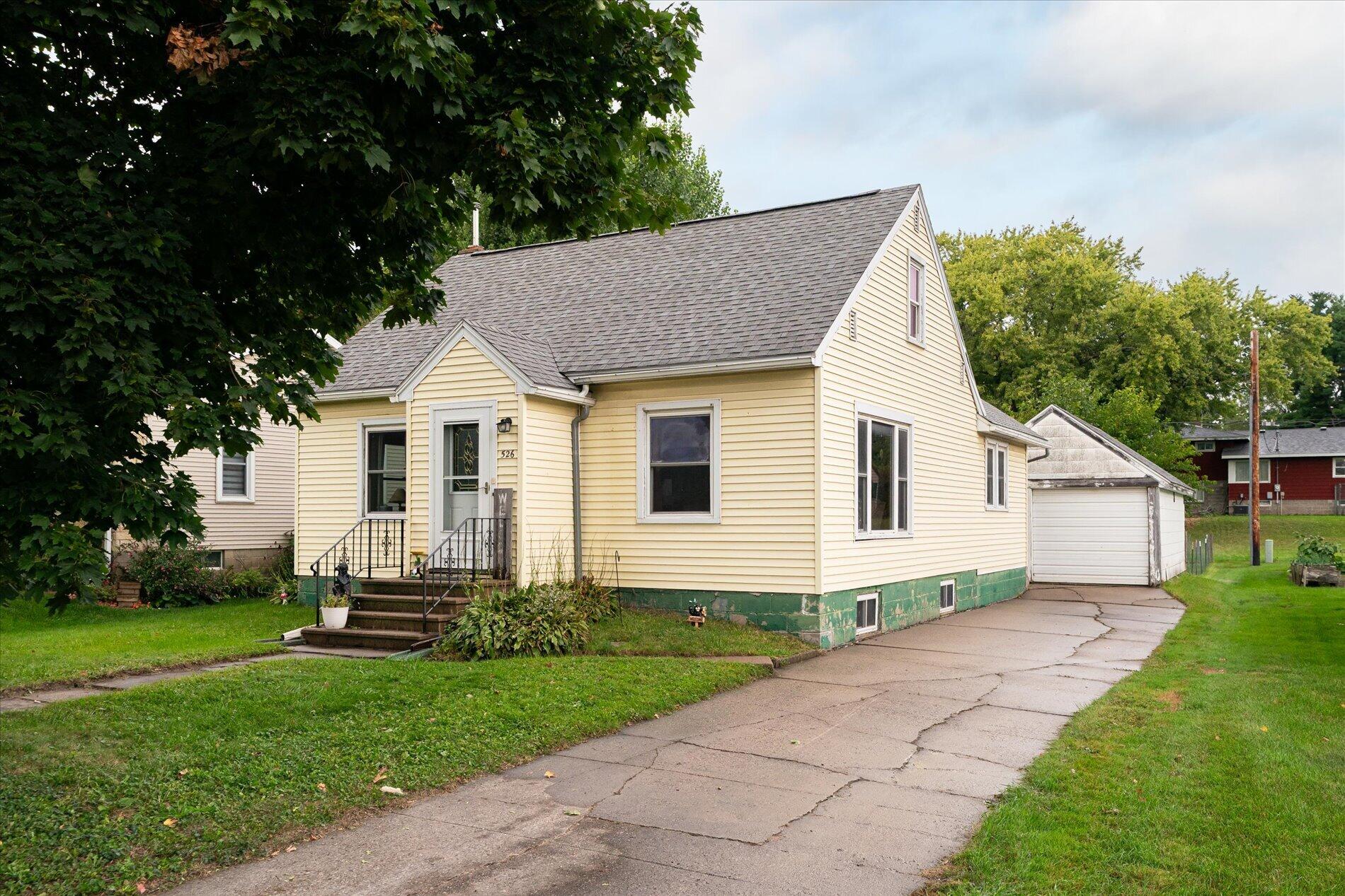 526 2nd St Property Photo 1