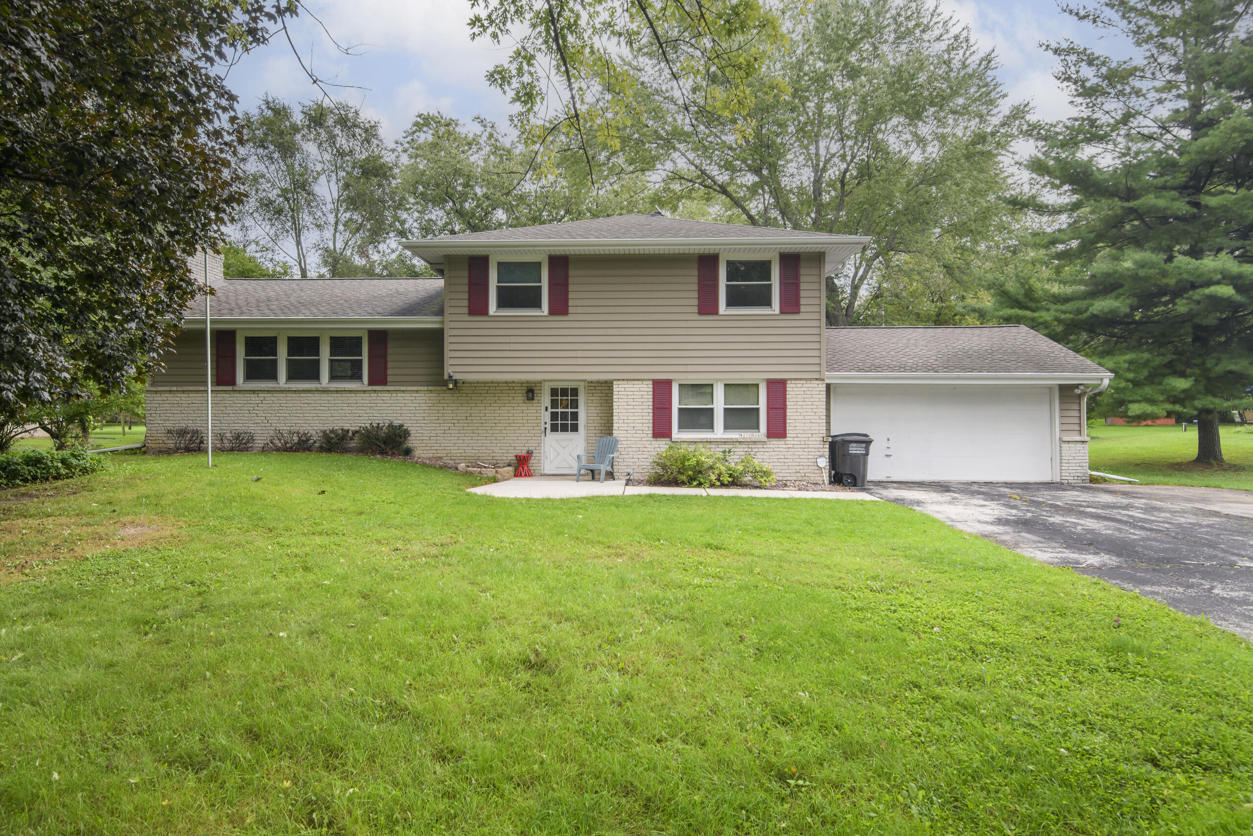 W276n1606 Spring Creek Dr Property Photo 1