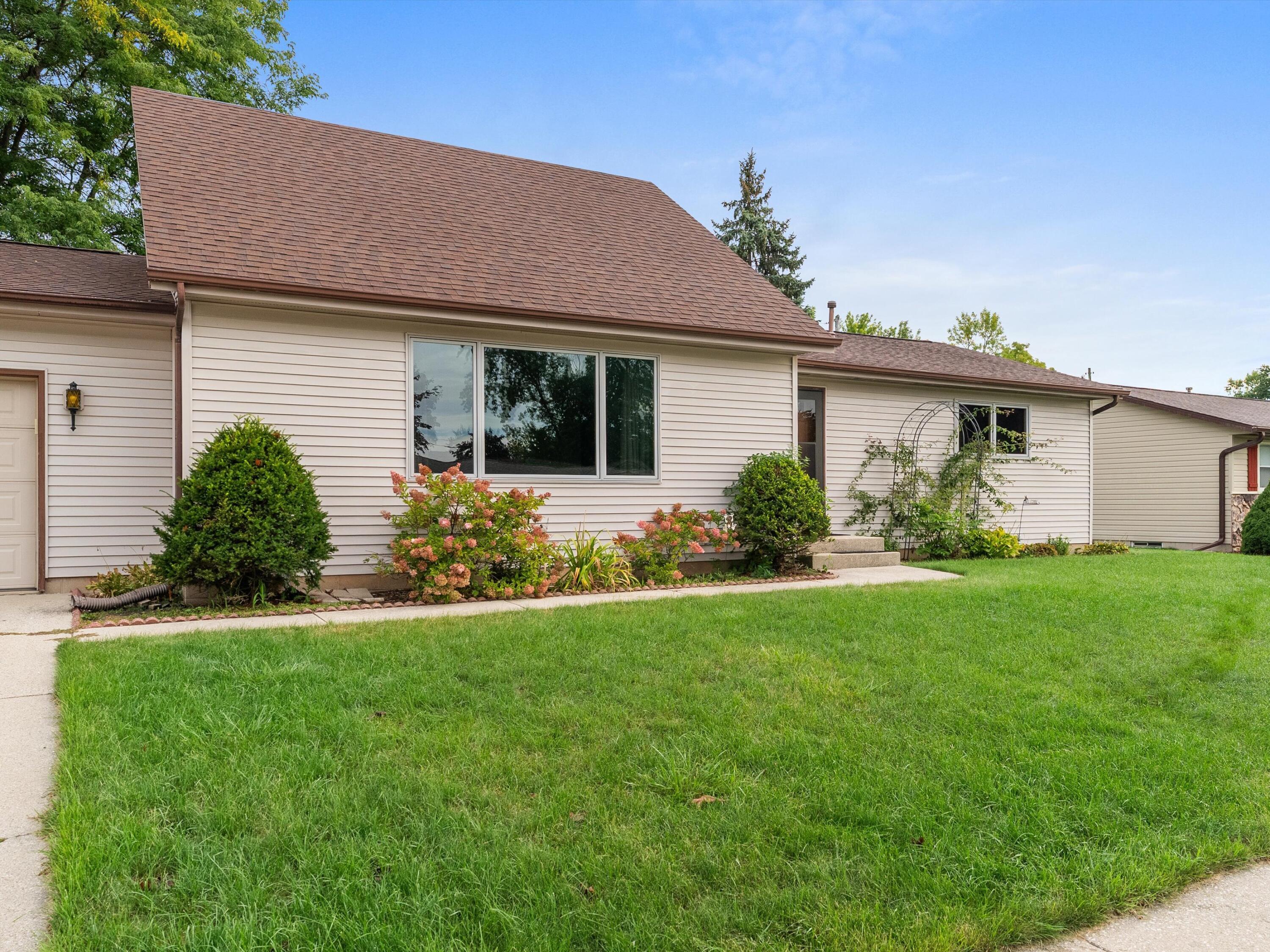 1378 Irving Cir Property Photo 1