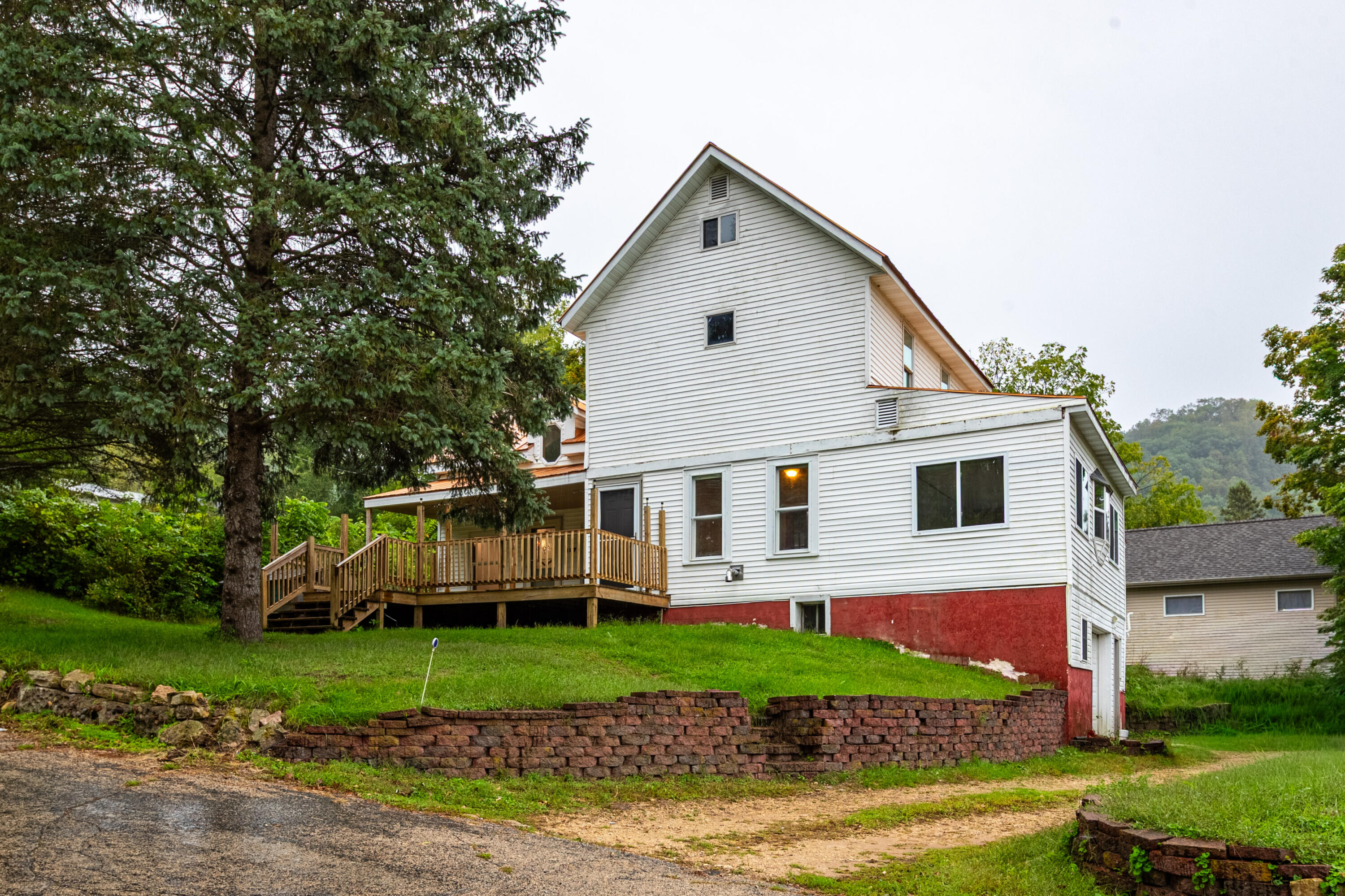 137 Ridge St Property Photo 1