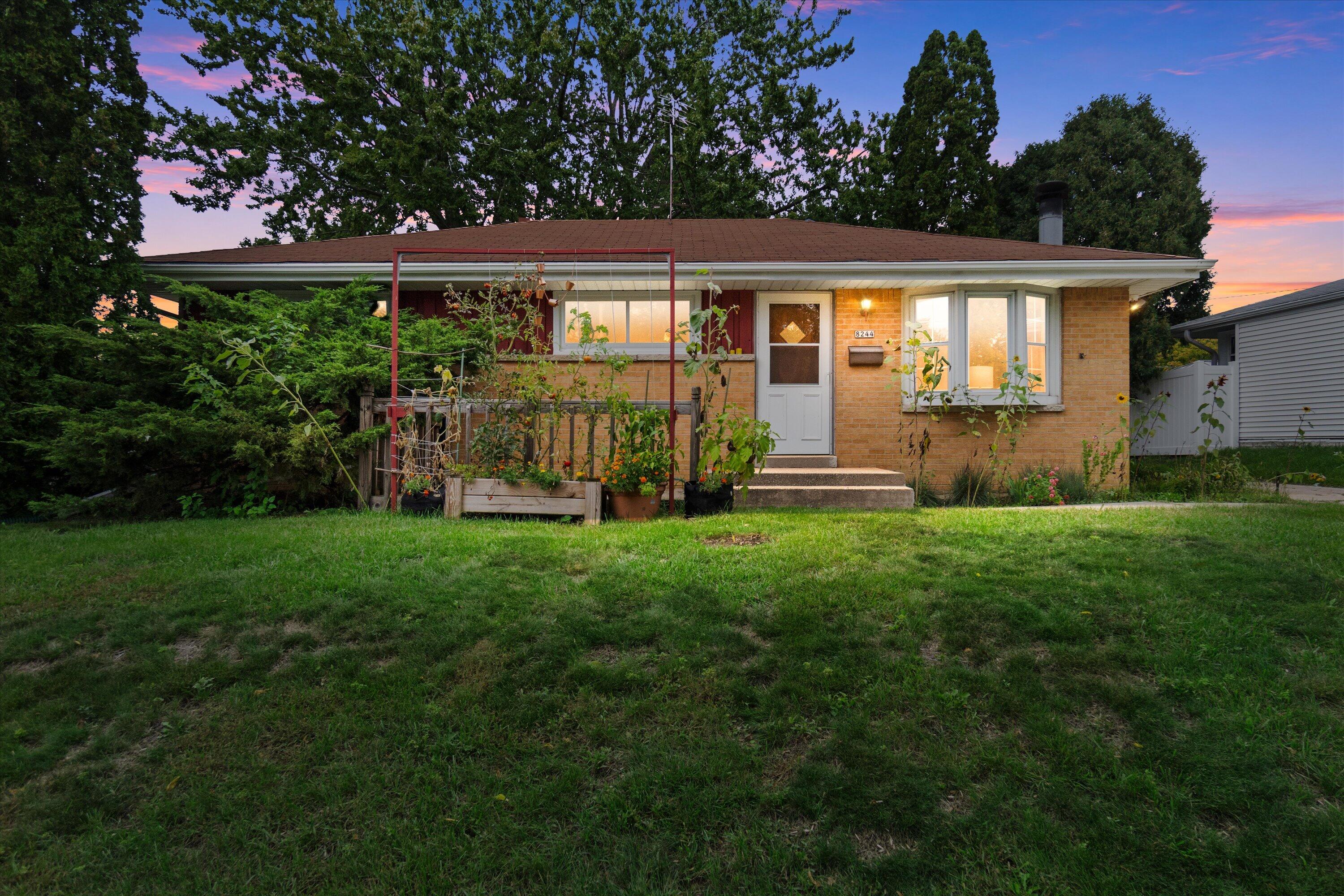 8244 W Acacia St Property Photo 1