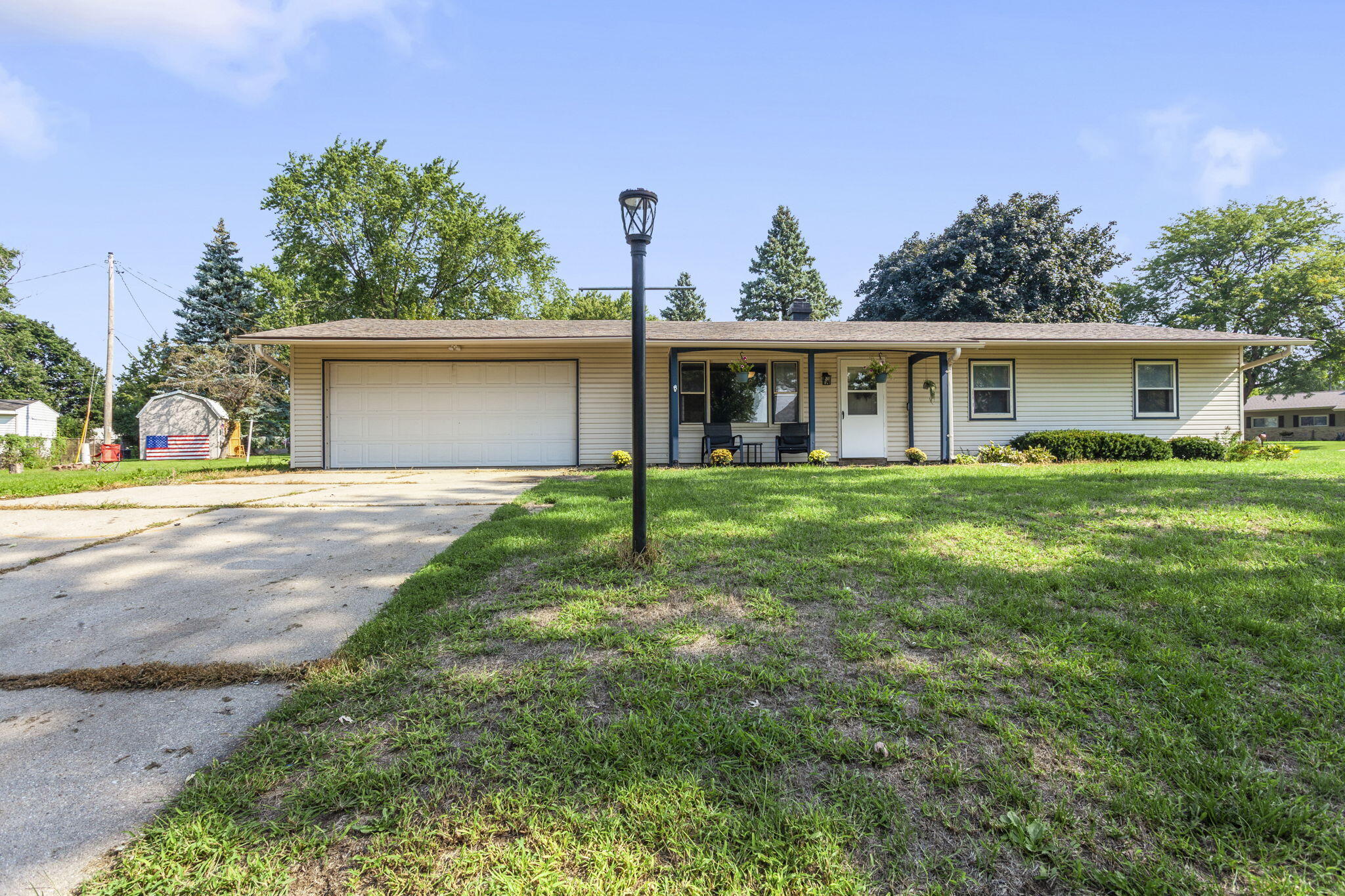891 E Daffodil Ln