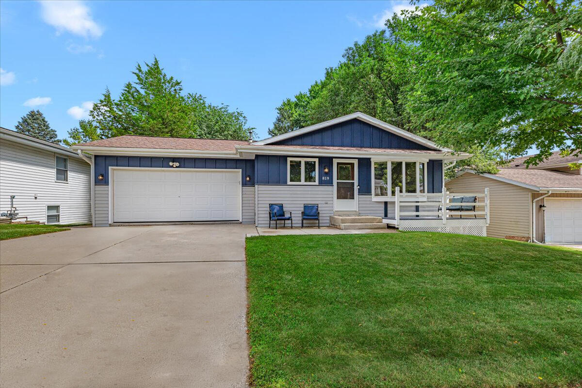 819 Kings Ridge Ct Property Photo 1