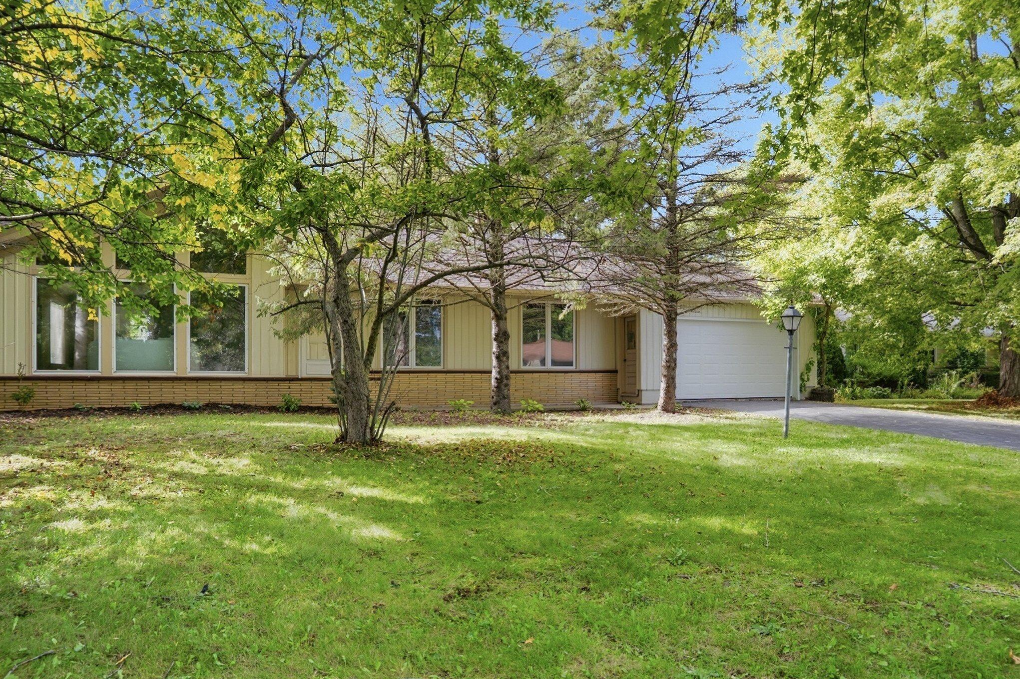 9015 N Iroquois Rd Property Photo 1