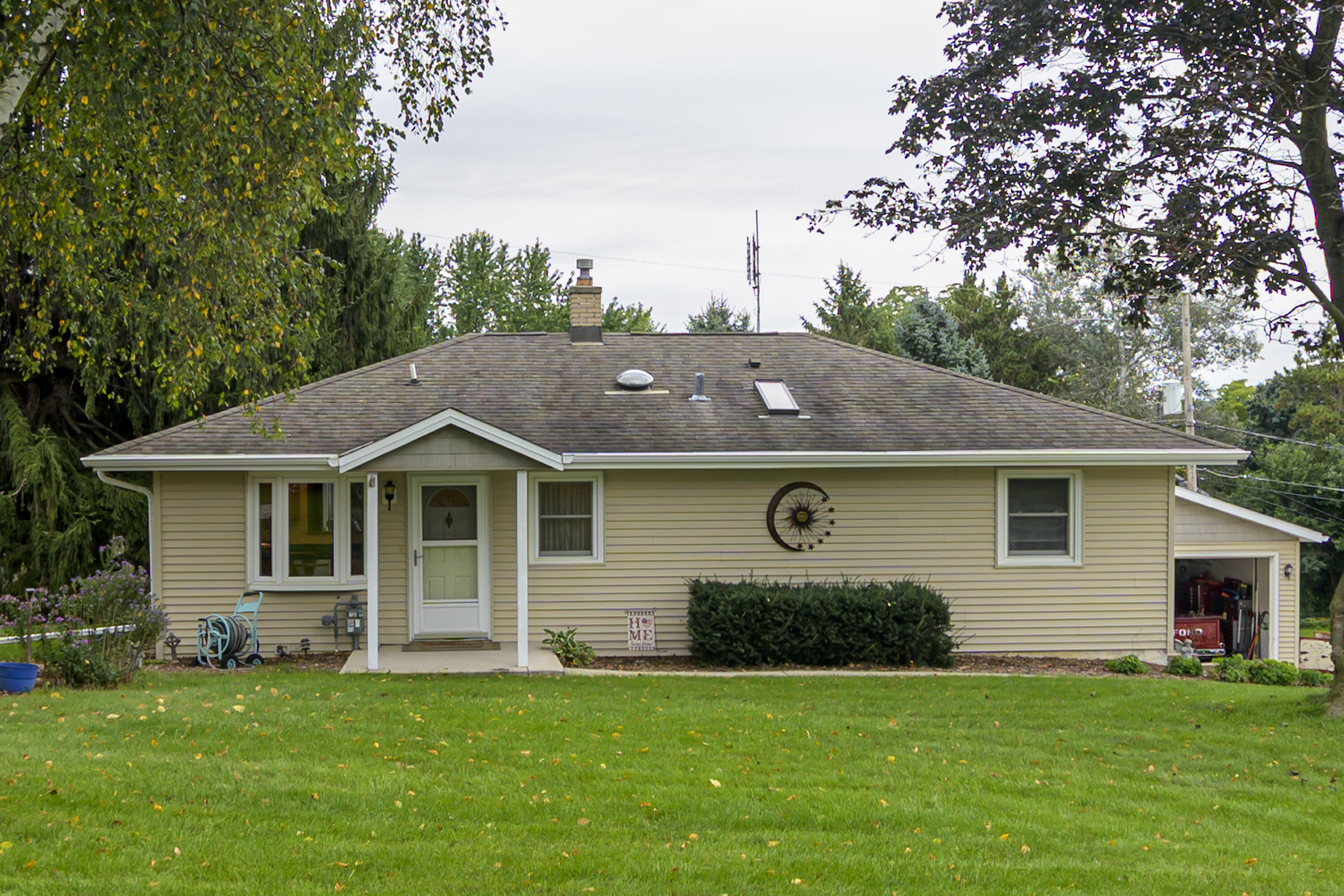 W262s3250 Ridge Rd Property Photo 1