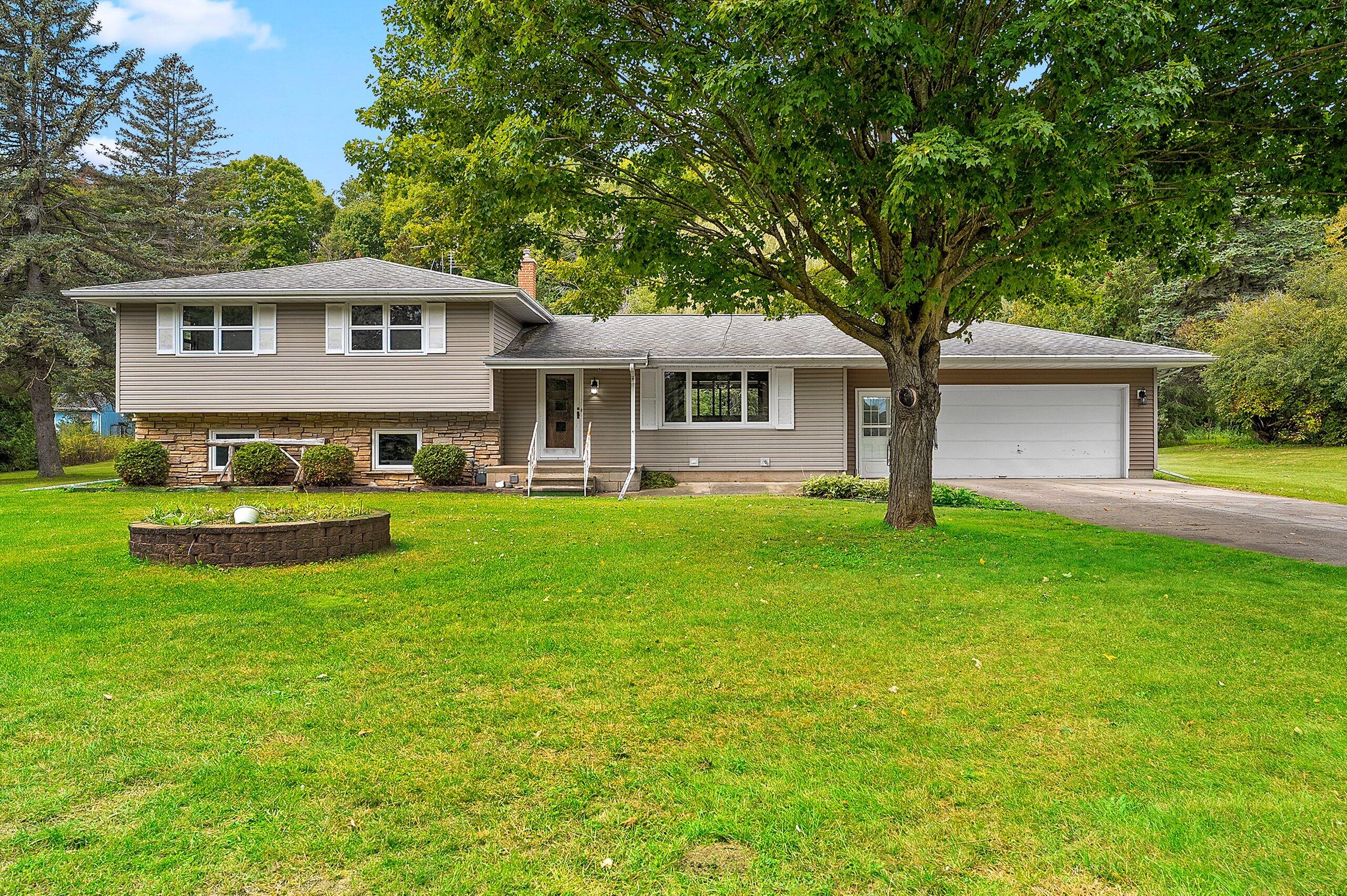5224 Woodland Dr Property Photo 1