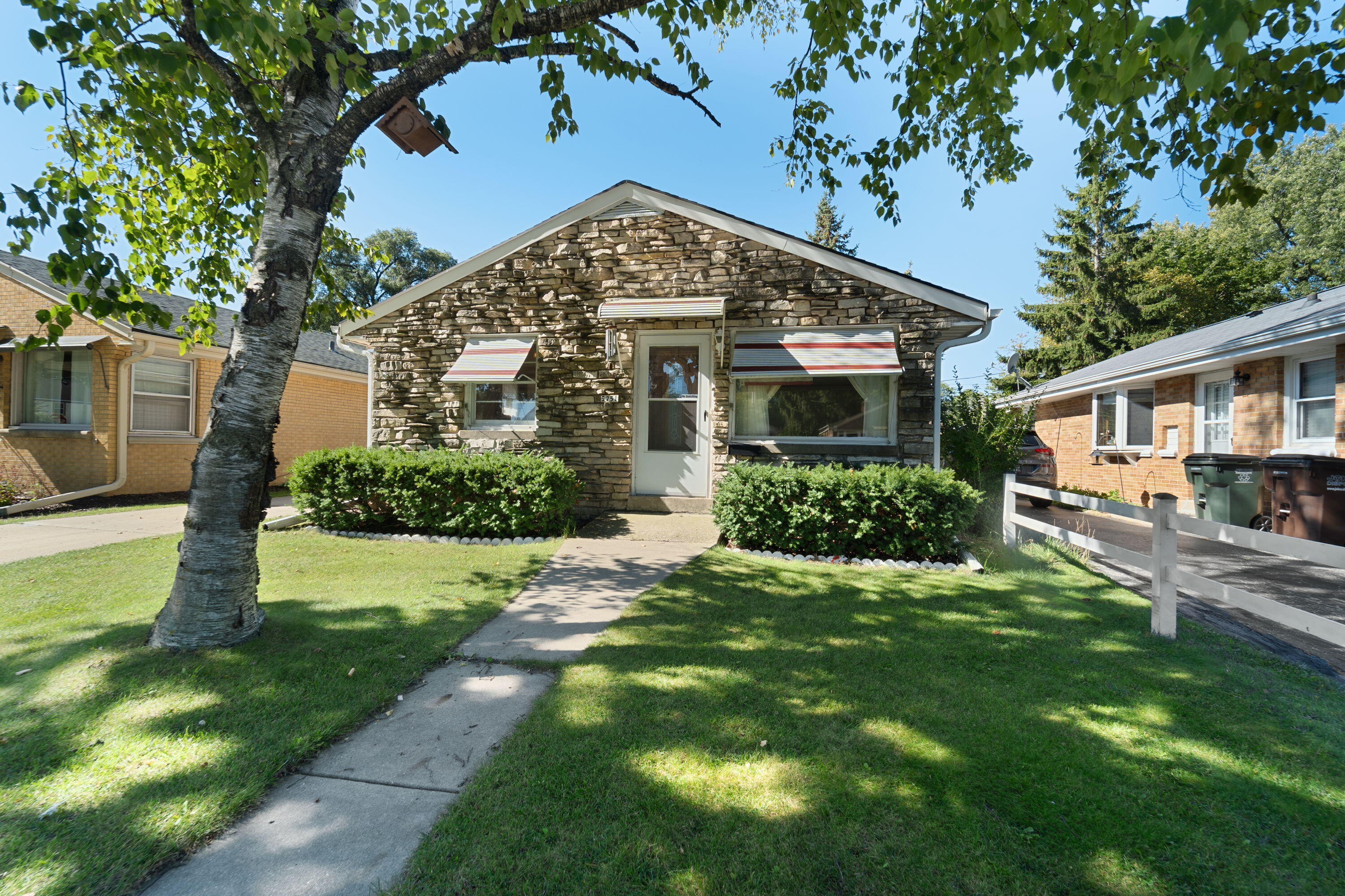 5751 N Dexter Ave Property Photo 1