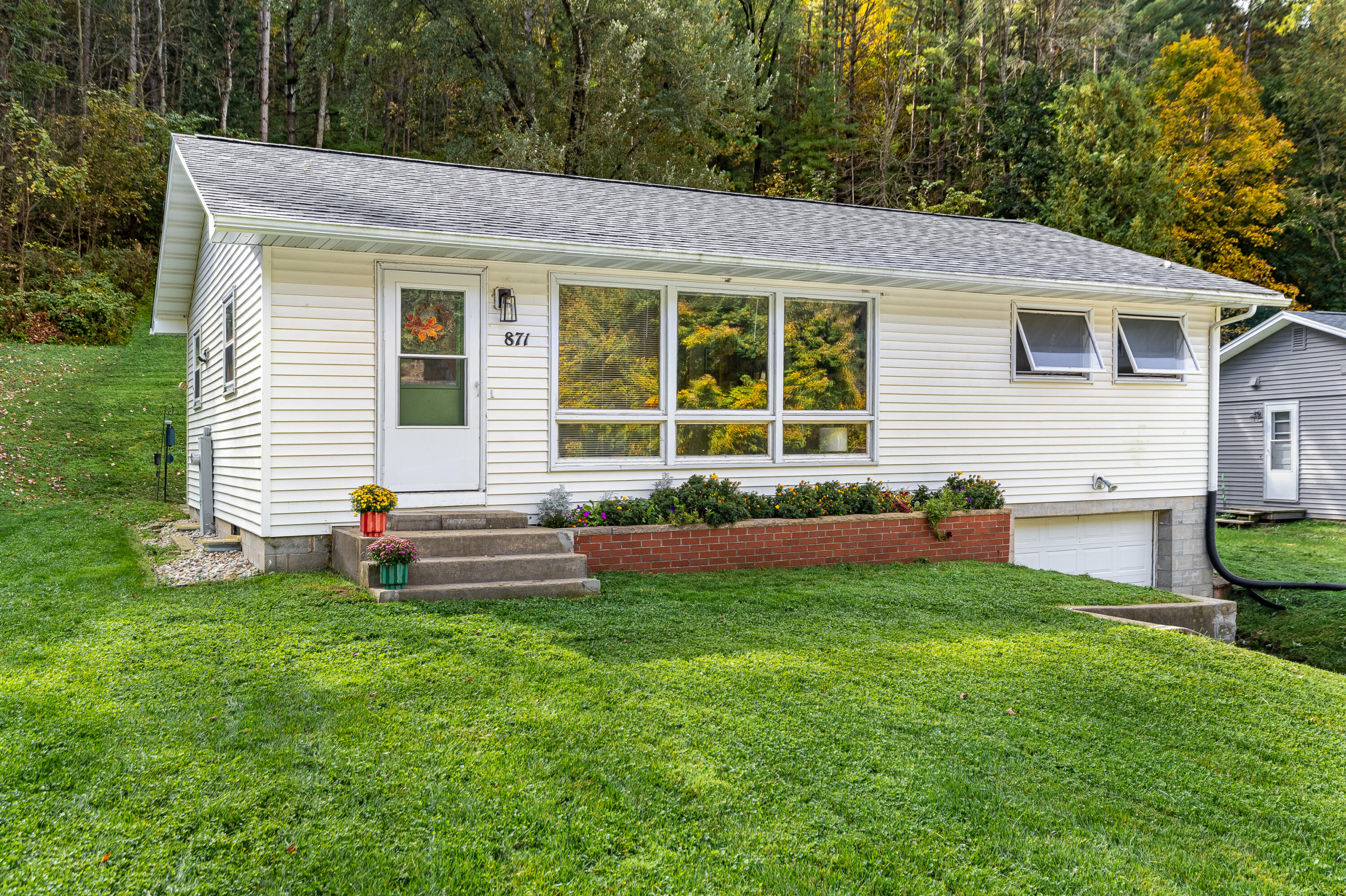871 Valley View Dr Property Photo 1