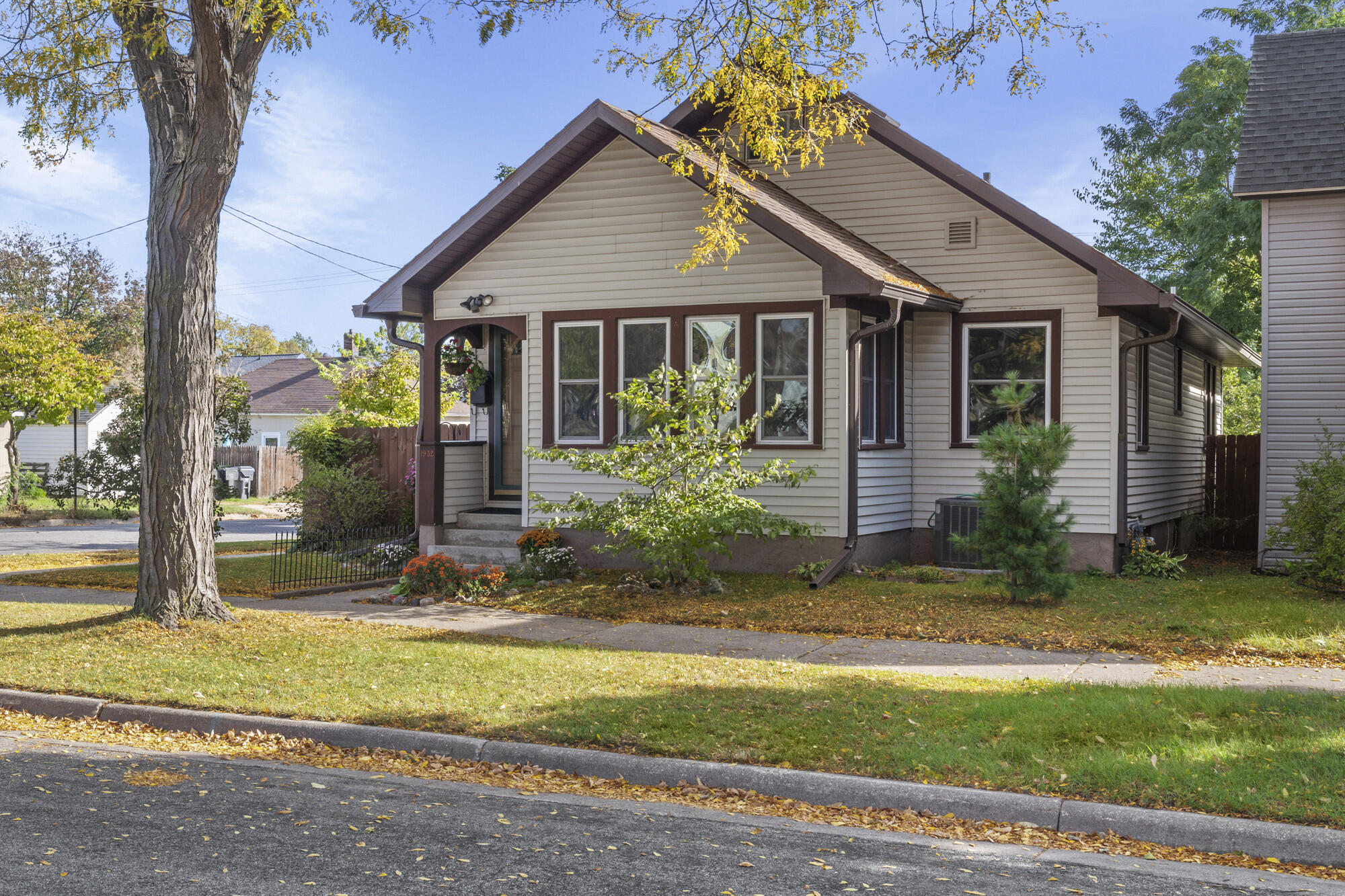 1932 Loomis St Property Photo 1