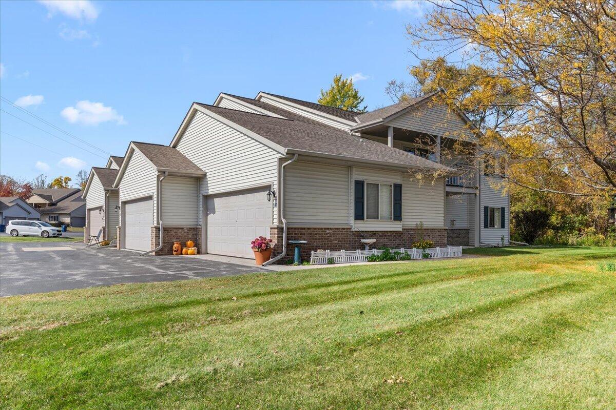 934 Spring Ct Property Photo 1