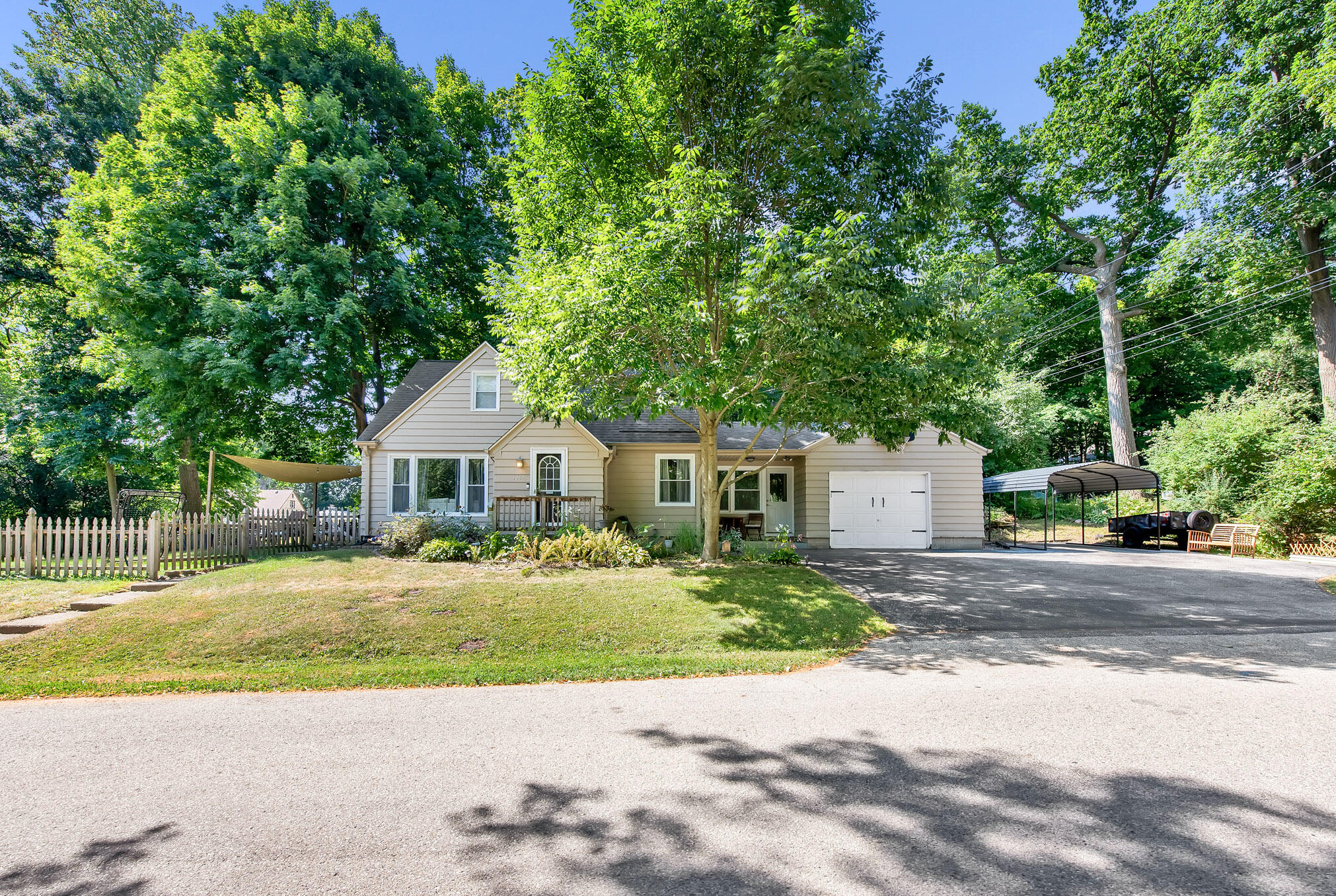 12525 James St Property Photo 1