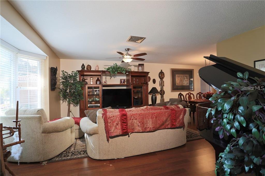2929 Mayflower St Property Photo 3