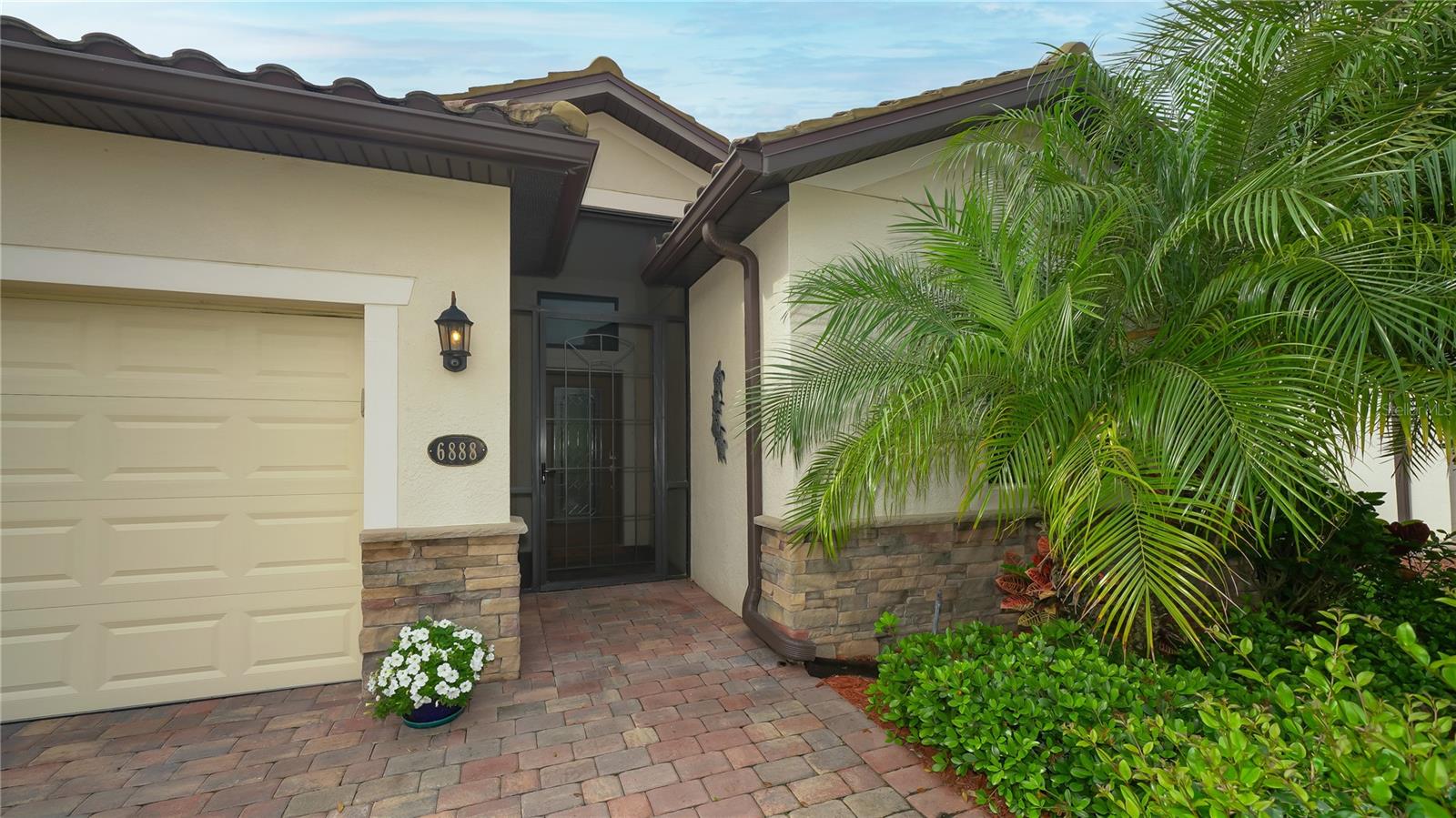 6888 Willowshire Way Property Photo 2
