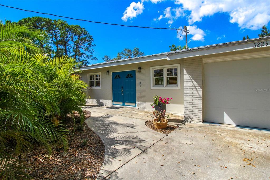 3223 Rowena St Property Photo 4