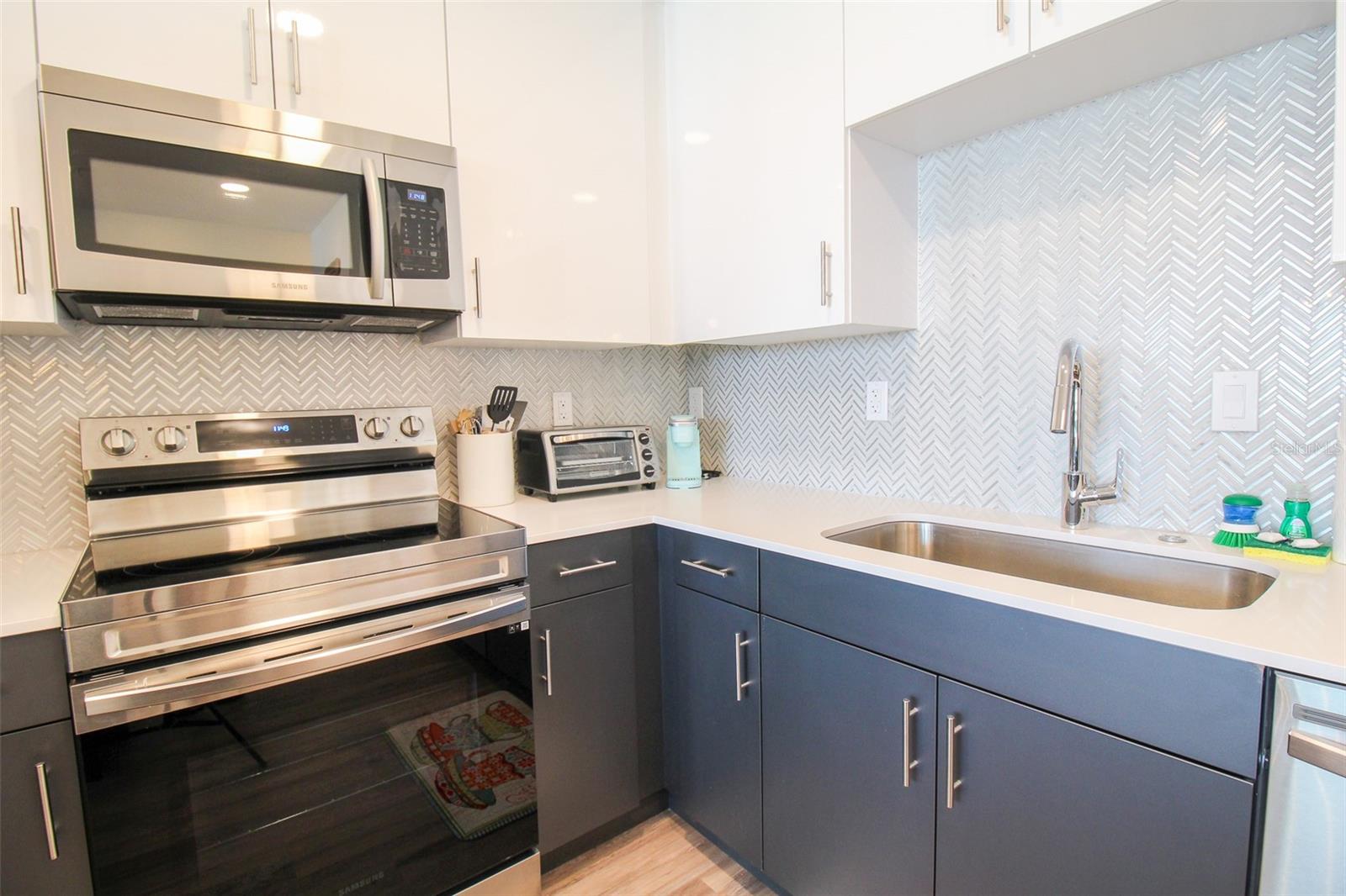 1703 N Tamiami Trl #b406 Property Photo 32