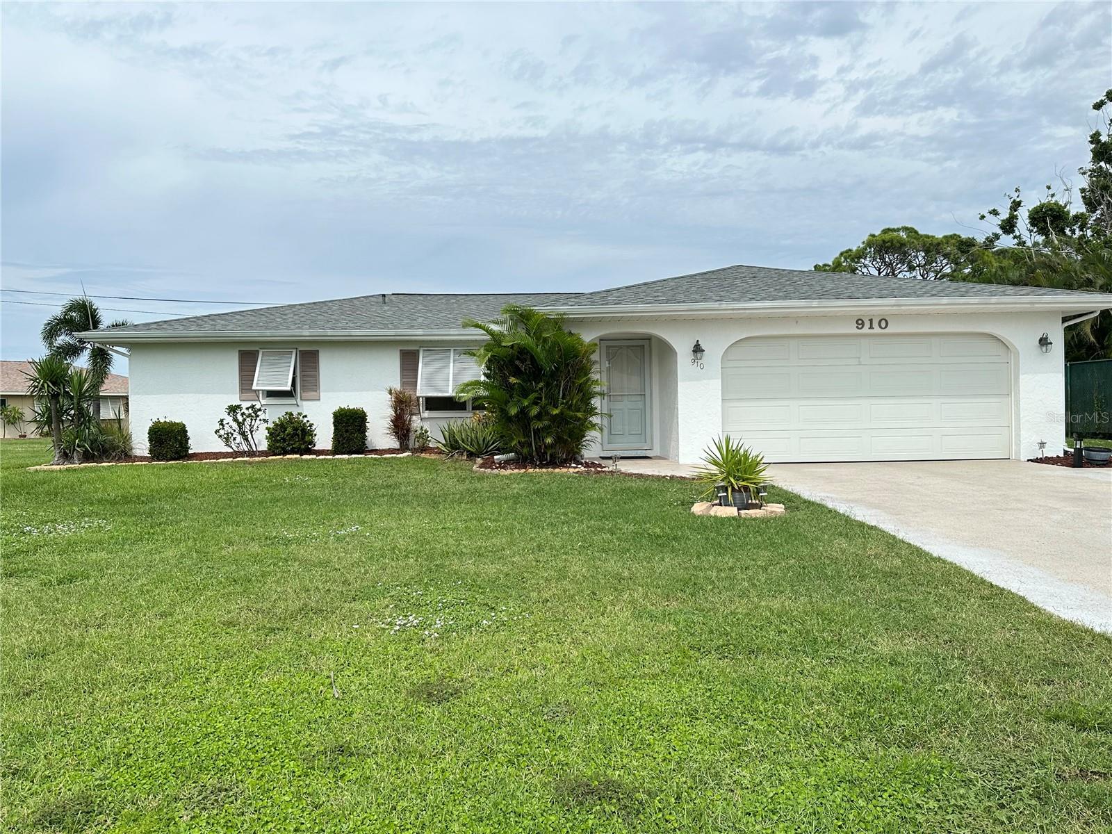 910 Caples St Property Photo 2