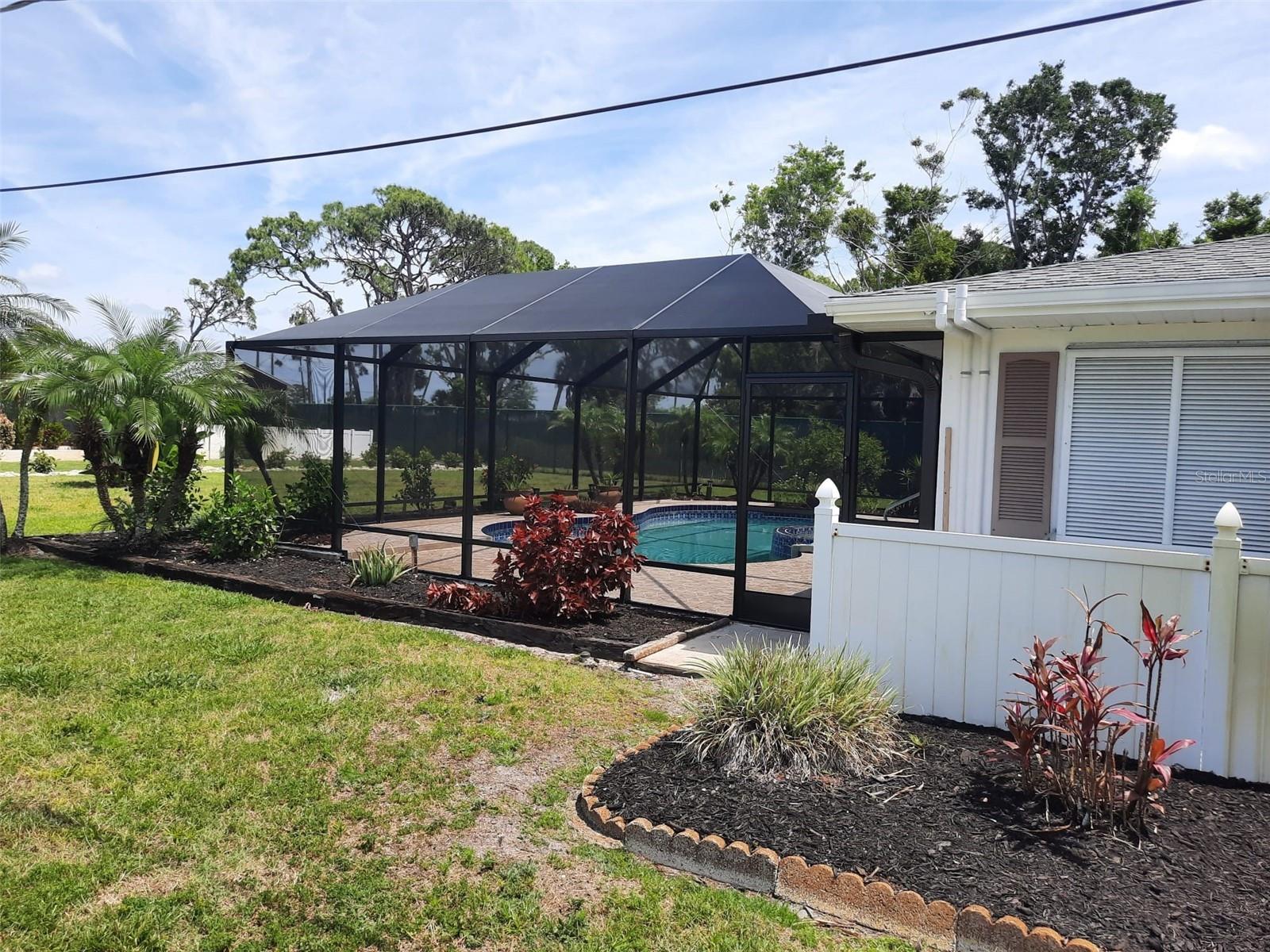 910 Caples St Property Photo 26