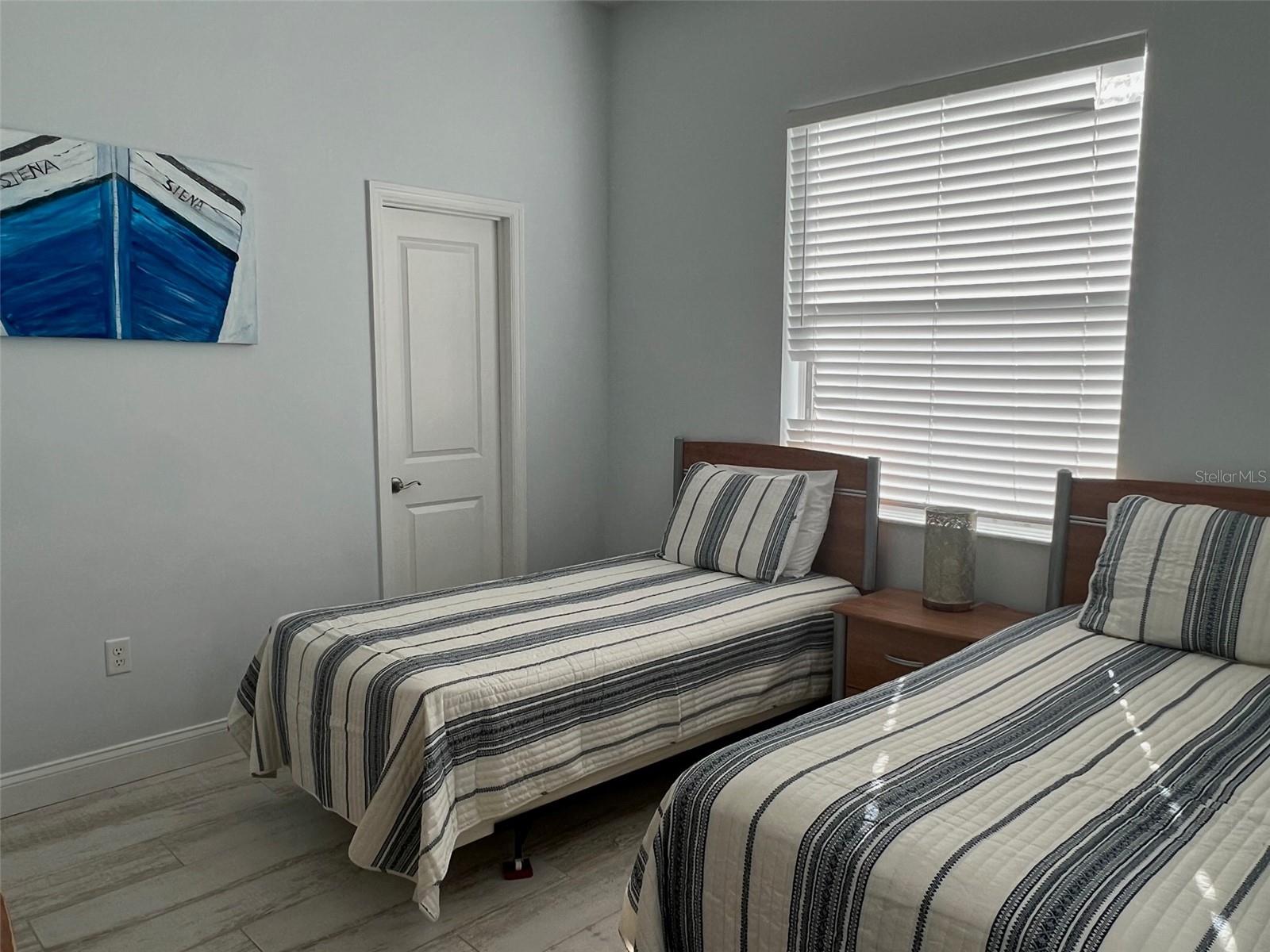 2043 Roselawn St Property Photo 9