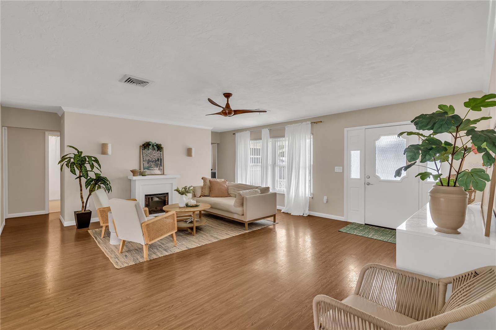 2449 Breakwater Cir Property Photo 4