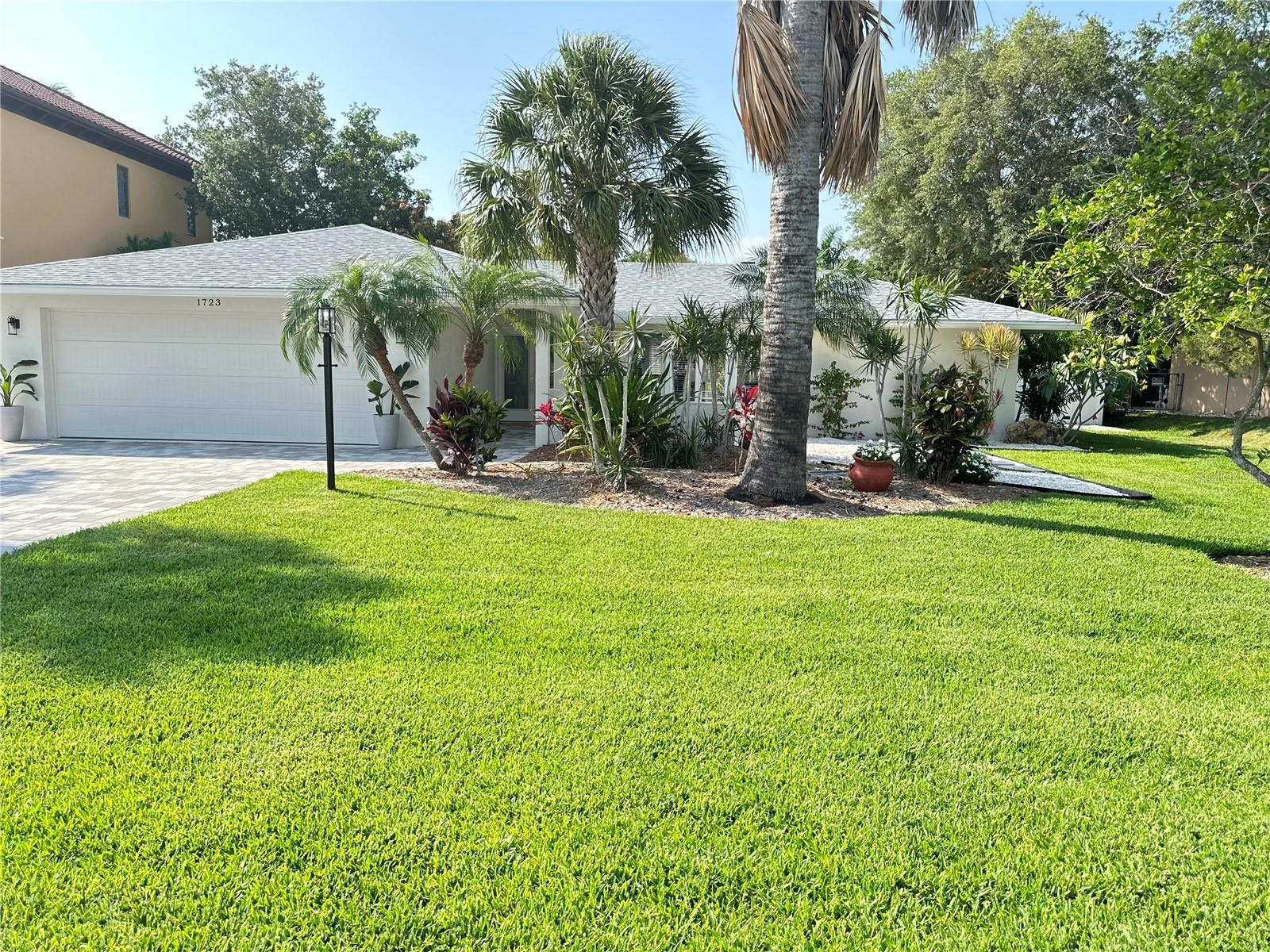 1723 Stanford Ln Property Photo 2